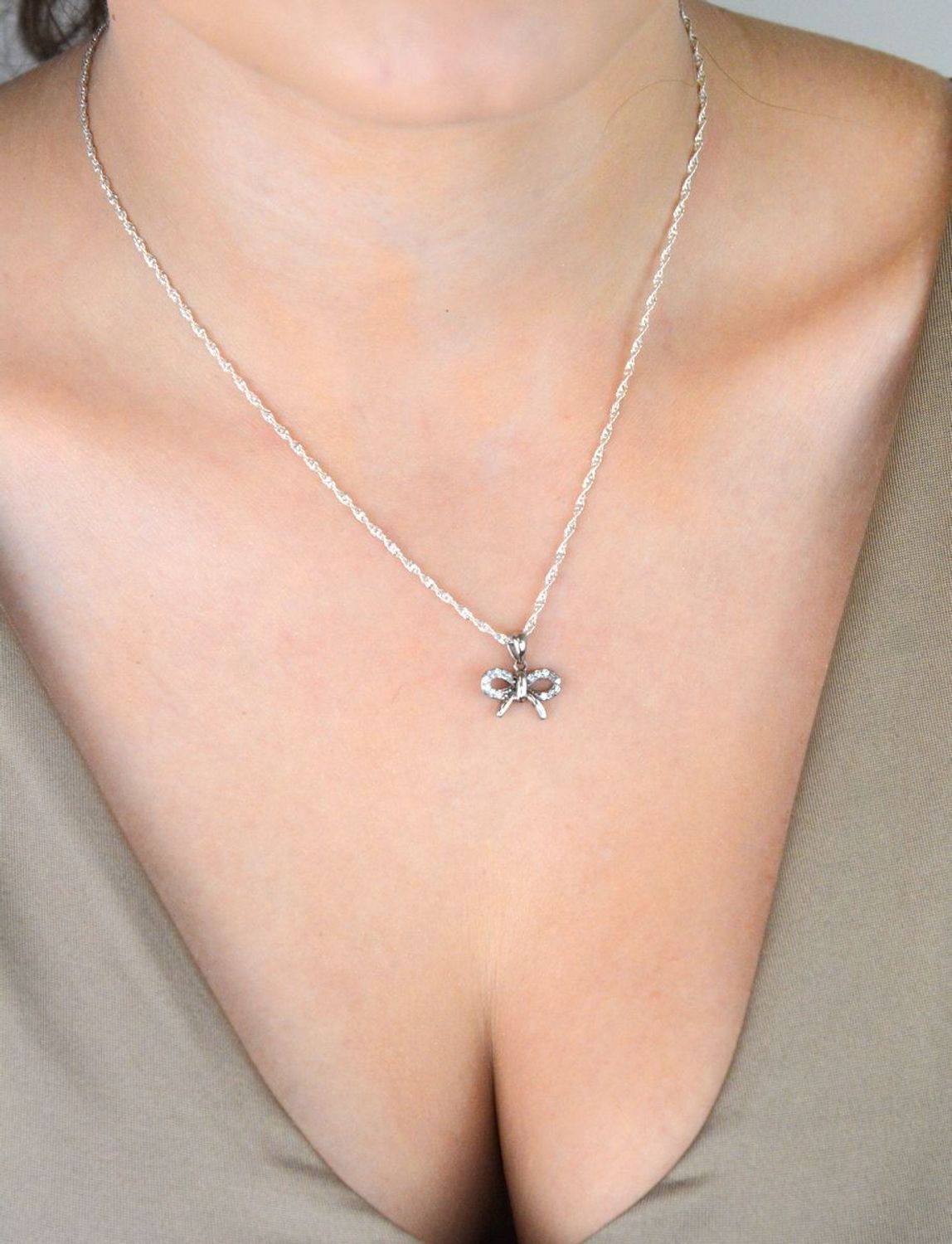 Srebrna zawieszka kokardka z cyrkoniami 925  Elegancka biżuteria dla kobiet.jpg