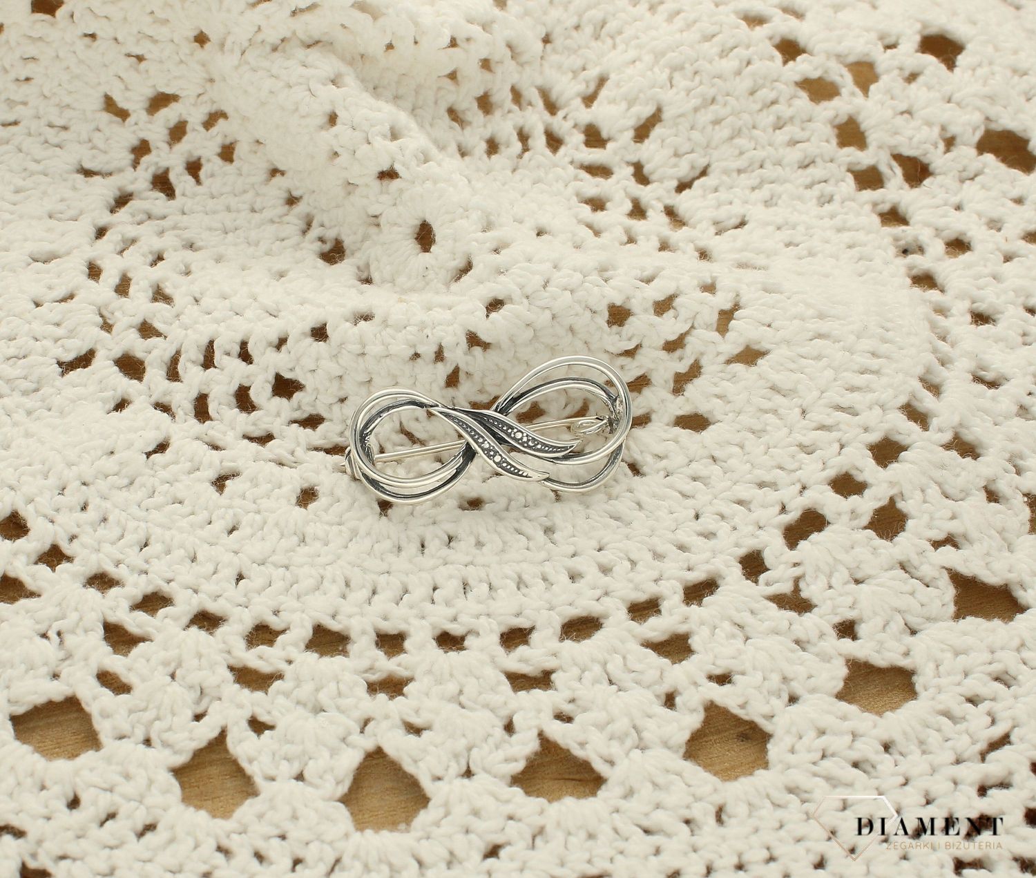 Srebrne broszka damska znak nieskończoności DIA--BRO-9826-925.  Broszka wykonana jest z najwyższej jakości srebra w próbie 925. Broszka srebrna o wzorze znaku nieskończoności. Broszka idealna na prezent (2).jpg
