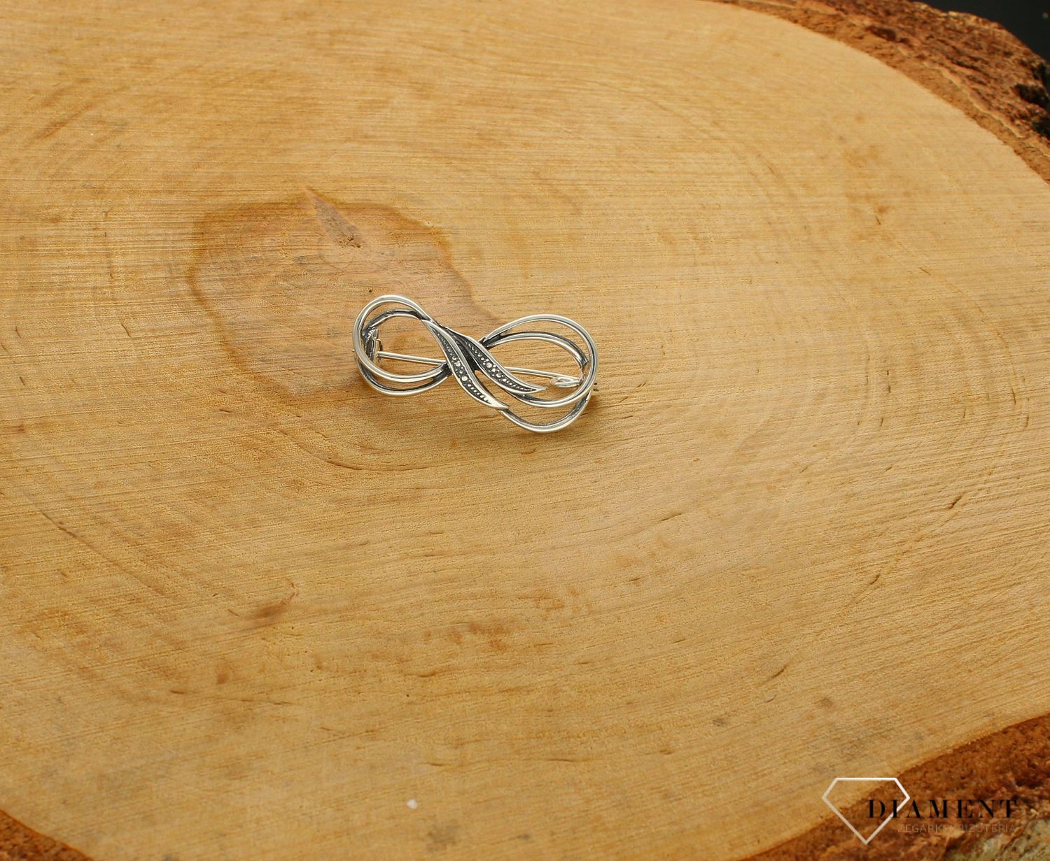 Srebrne broszka damska znak nieskończoności DIA--BRO-9826-925.  Broszka wykonana jest z najwyższej jakości srebra w próbie 925. Broszka srebrna o wzorze znaku nieskończoności. Broszka idealna na prezent (2).jpg