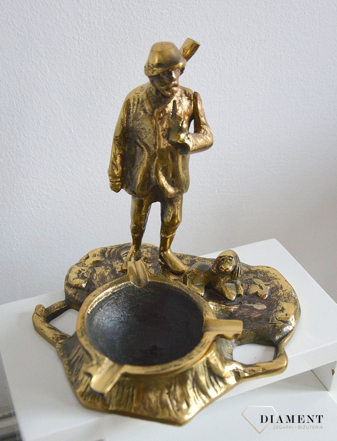 Mosiężna popielniczka stojąca dla myśliwych DIA-AKC-2539. Mosiężna popielniczka z motywem myśliwym. Mosiężna popielniczka w kolorze złotym. Mosiężna popielniczka to świetny pomysł na prezent dla palacza  (3).JPG