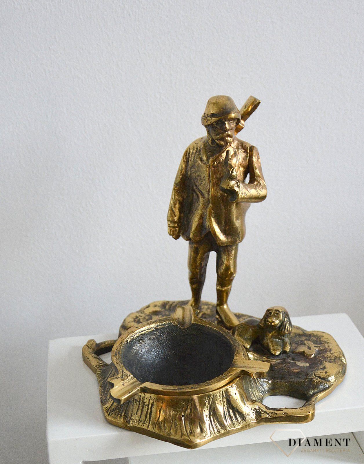 Mosiężna popielniczka stojąca dla myśliwych DIA-AKC-2539. Mosiężna popielniczka z motywem myśliwym. Mosiężna popielniczka w kolorze złotym. Mosiężna popielniczka to świetny pomysł na prezent dla palacza  (3).JPG
