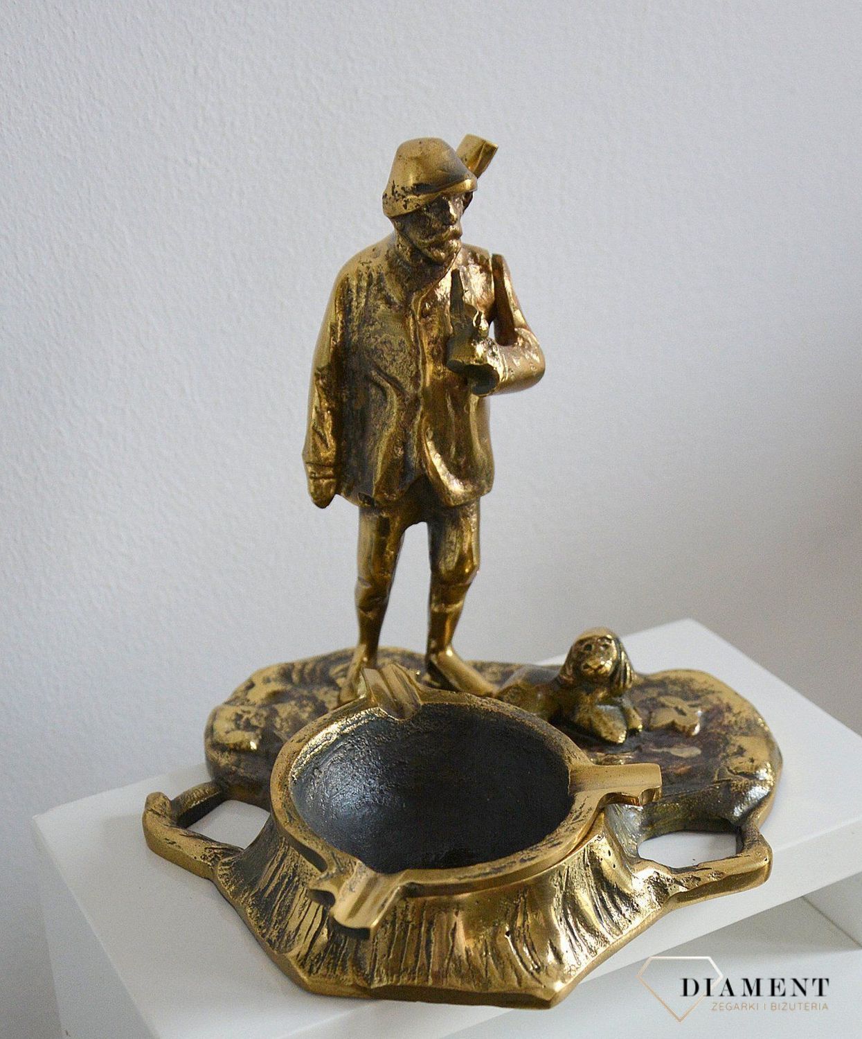 Mosiężna popielniczka stojąca dla myśliwych DIA-AKC-2539. Mosiężna popielniczka z motywem myśliwym. Mosiężna popielniczka w kolorze złotym. Mosiężna popielniczka to świetny pomysł na prezent dla palacza  (3).JPG