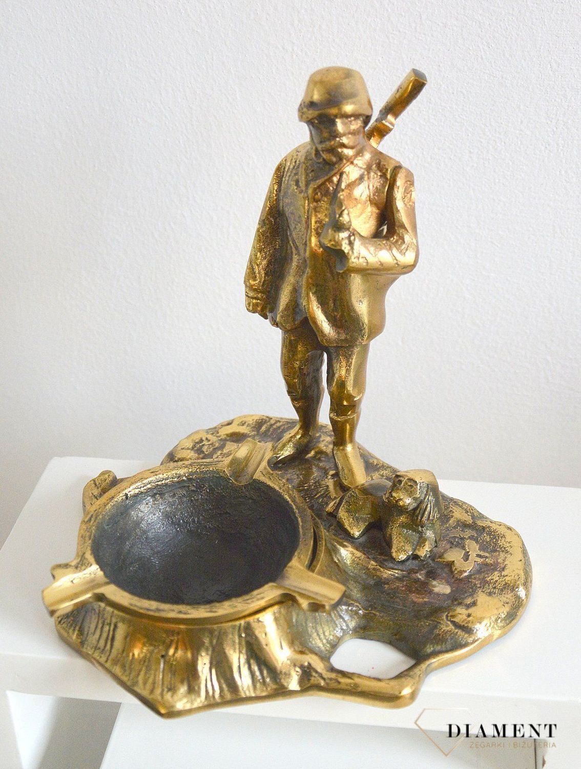 Mosiężna popielniczka stojąca dla myśliwych DIA-AKC-2539. Mosiężna popielniczka z motywem myśliwym. Mosiężna popielniczka w kolorze złotym. Mosiężna popielniczka to świetny pomysł na prezent dla palacza  (3).JPG