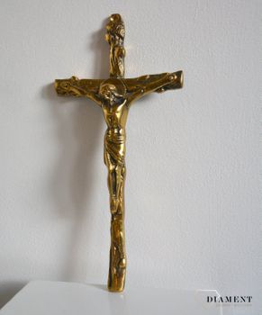 Krzyż mosiężny Jezus na Krzyżu do powieszenia DIA-AKC-2540. Solidny mosiężny krzyż do zawieszenia w kolorze złotym o wysokości 25 cm, wykonany z mosiądzu (1).JPG