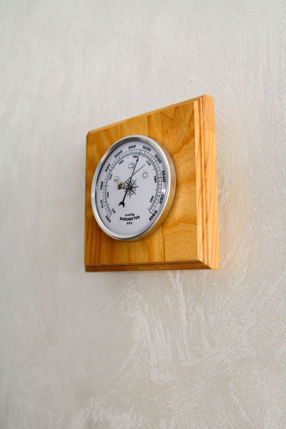 Drewniana stacja pogody Barometr JVD BA230.68. Stacja pogody barometr. Drewniany barometr ścienny. Wiszący barometr na ścianę. Barometr ścienny drewniany..jpg