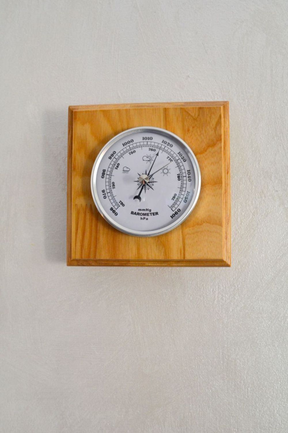 Drewniana stacja pogody Barometr JVD BA230.68. Stacja pogody barometr. Drewniany barometr ścienny. Wiszący barometr na ścianę. Barometr ścienny drewniany..jpg
