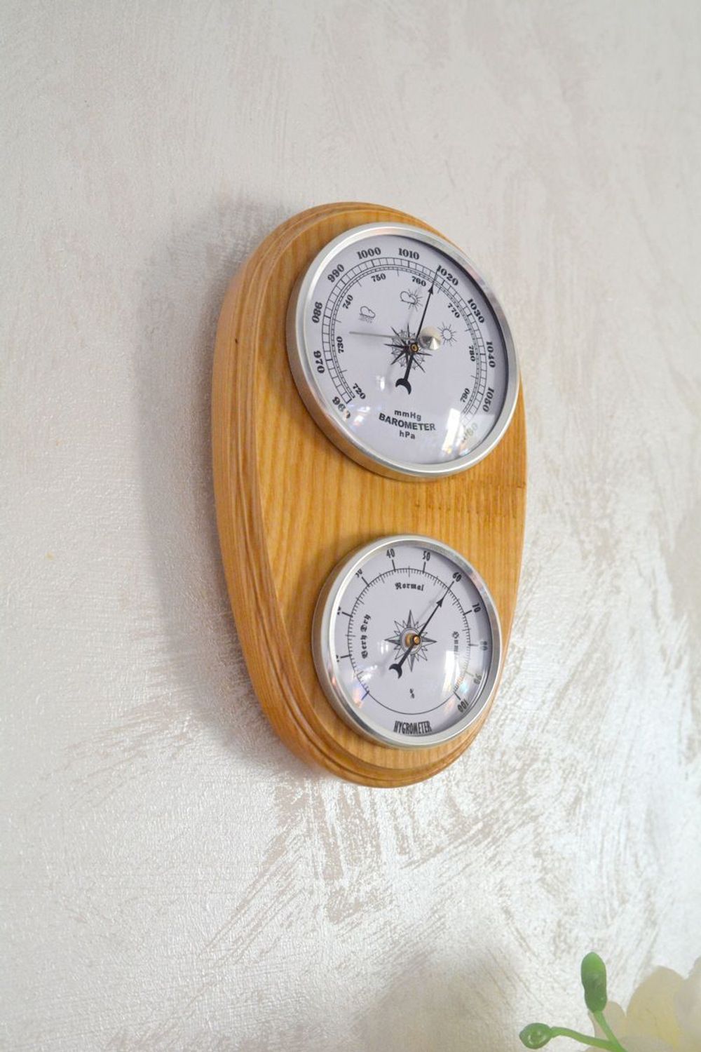 Drewniana stacja pogody Barometr JVD BA231.68.  Stacja pogody barometr. Drewniany barometr ścienny. Wiszący barometr na ścianę. Barometr ścienny drewniany..jpg
