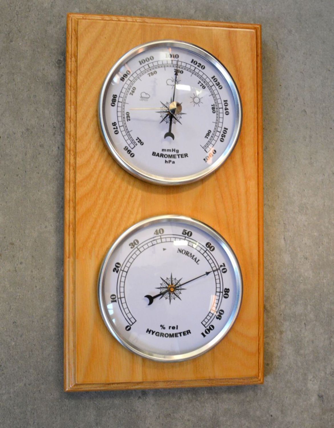 Drewniana stacja pogody Barometr JVD BA232.68. Stacja pogody barometr. Drewniany barometr ścienny. Wiszący barometr na ścianę. Barometr ścienny drewniany..jpg