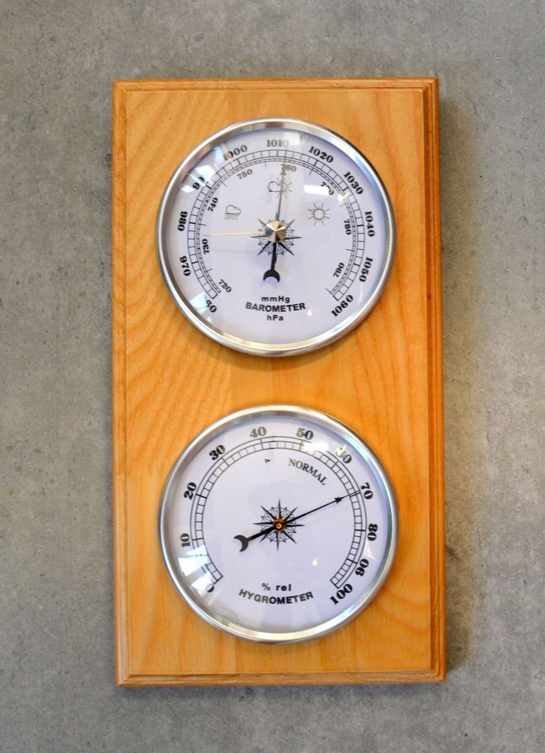 Drewniana stacja pogody Barometr JVD BA232.68. Stacja pogody barometr. Drewniany barometr ścienny. Wiszący barometr na ścianę. Barometr ścienny drewniany..jpg