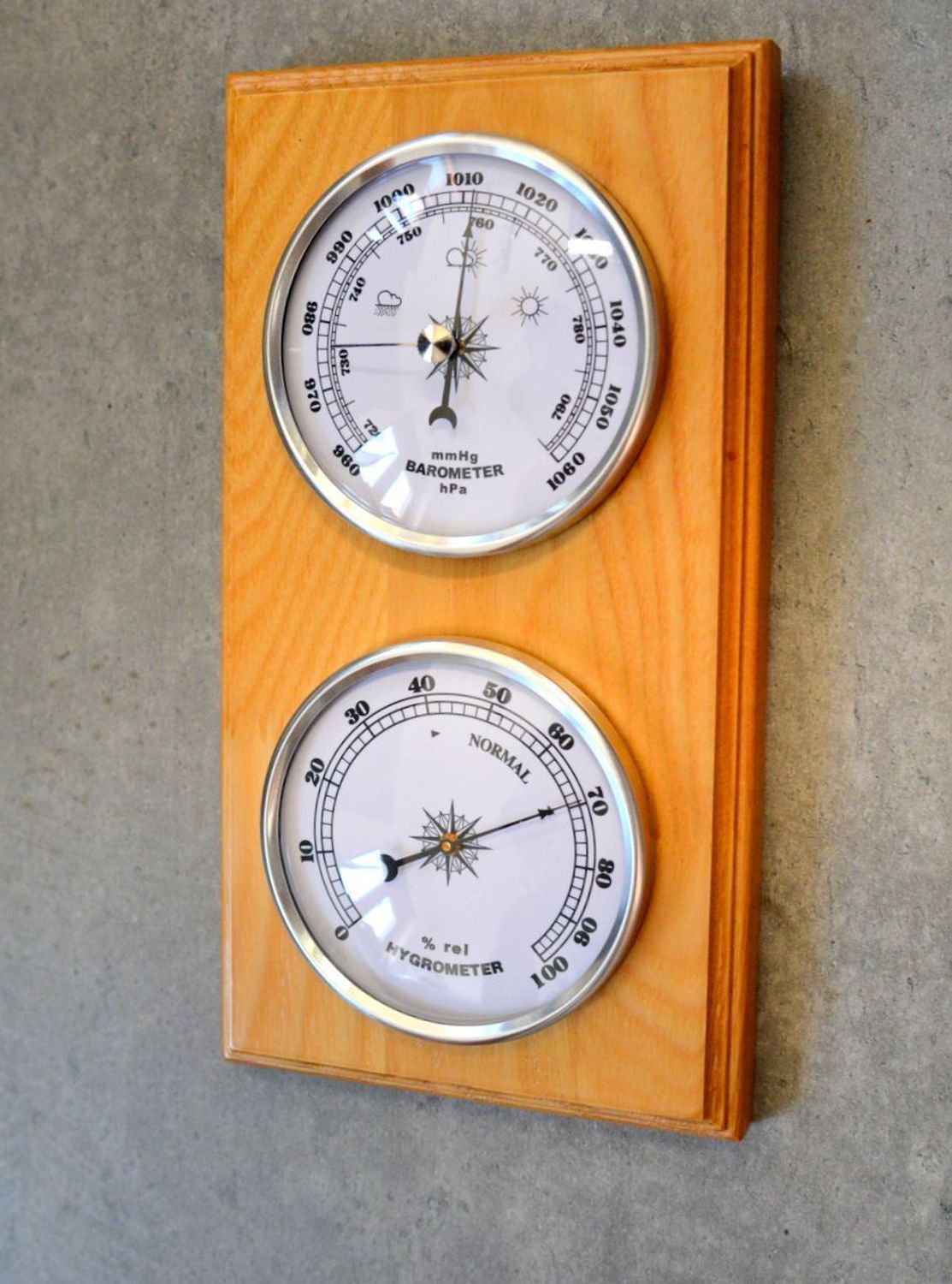 Drewniana stacja pogody Barometr JVD BA232.68. Stacja pogody barometr. Drewniany barometr ścienny. Wiszący barometr na ścianę. Barometr ścienny drewniany..jpg
