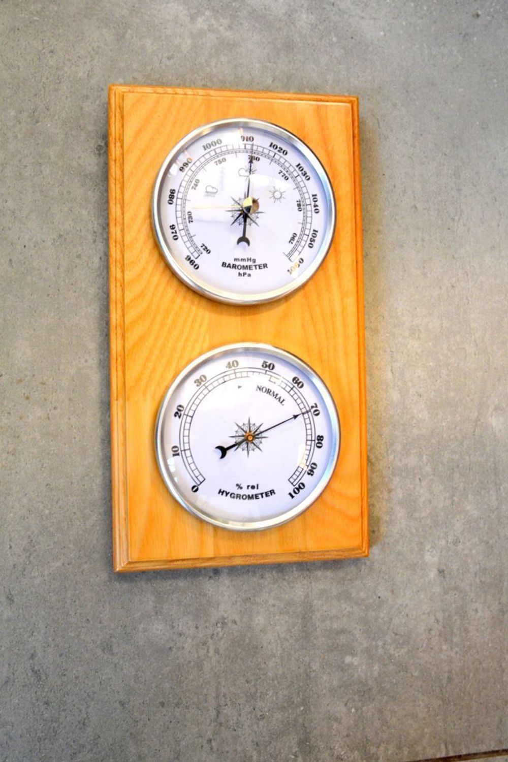 Drewniana stacja pogody Barometr JVD BA232.68. Stacja pogody barometr. Drewniany barometr ścienny. Wiszący barometr na ścianę. Barometr ścienny drewniany..jpg