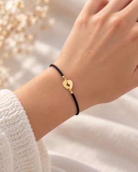 Złota bransoletka 585 ze stópkami na czarnym sznurku. 💛 Personalizowana biżuteria dla mamy z grawerem GRATIS. Idealna na prezent. 🎁.jpg