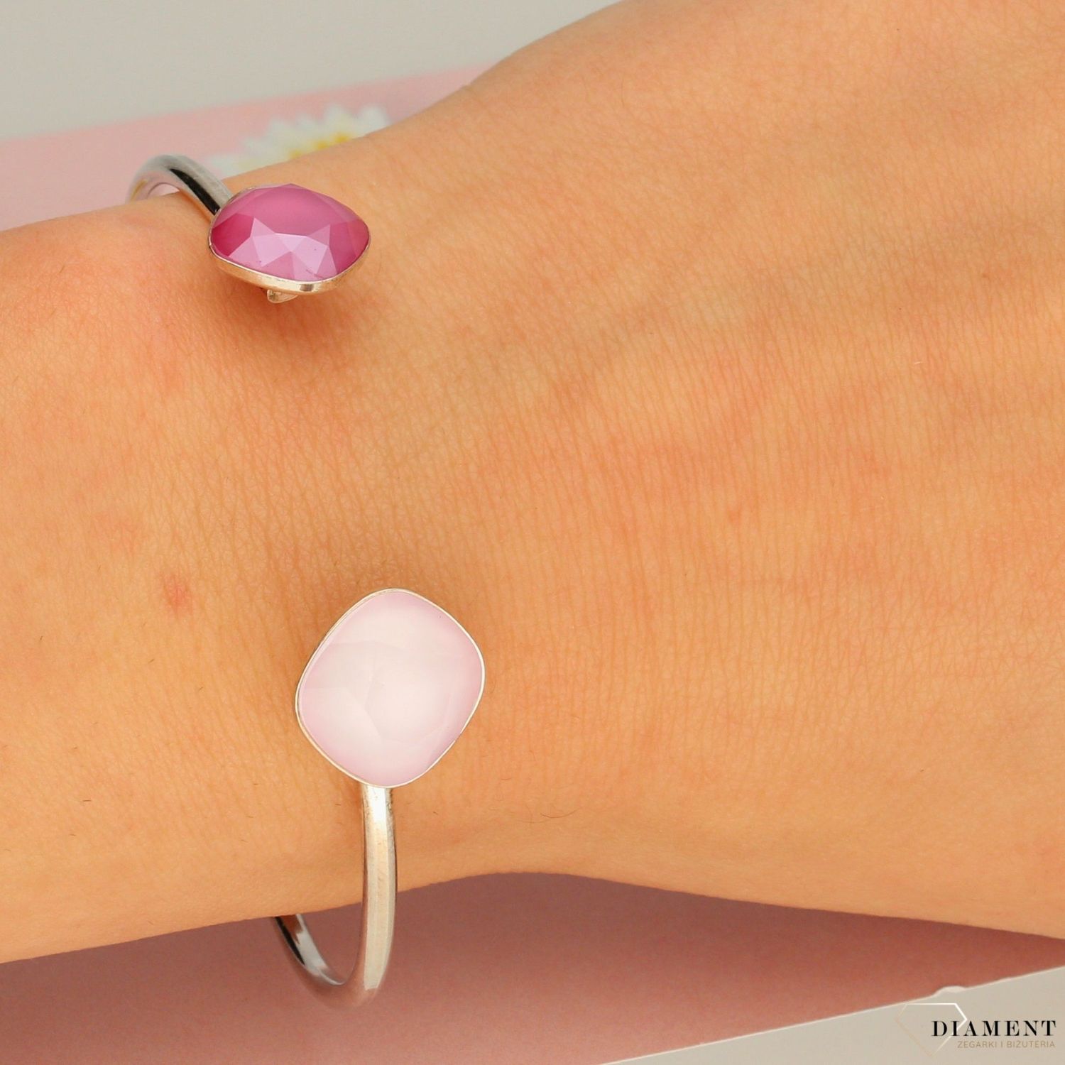 Srebrna bransoletka sztywna z kamieniami w kolorze różowym (1).jpg