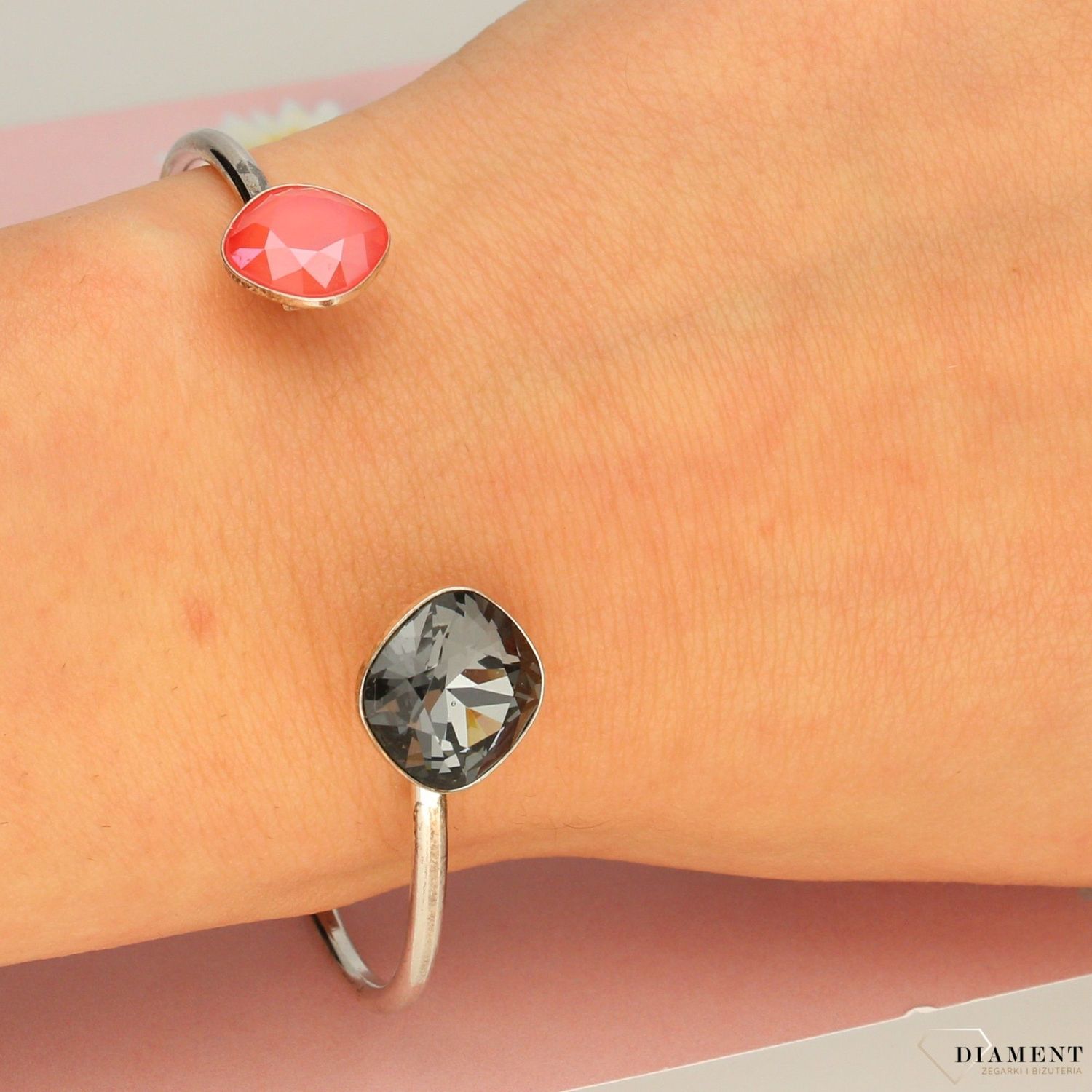 Srebrna bransoletka sztywna z kamieniami w dwóch kolorach  (1).jpg