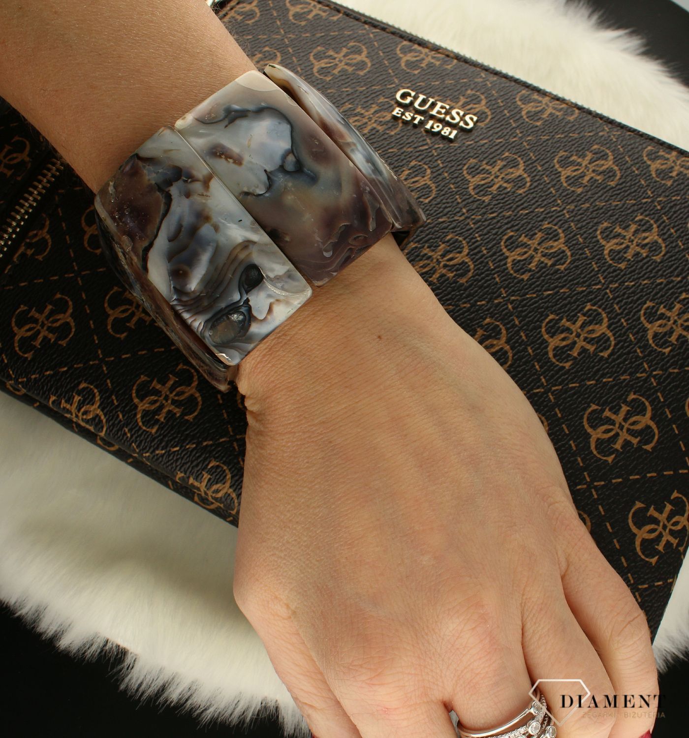 Szeroka bransoletka na gumce DIA-BRA-0166-INNE. Szeroka bransoletka na gumce, wykonana z prostokątnych szerokich elementów w eleganckim srebrno-brązowym odcieniu .Bransoletka modowa na prezent dla kobiety (4).jpg