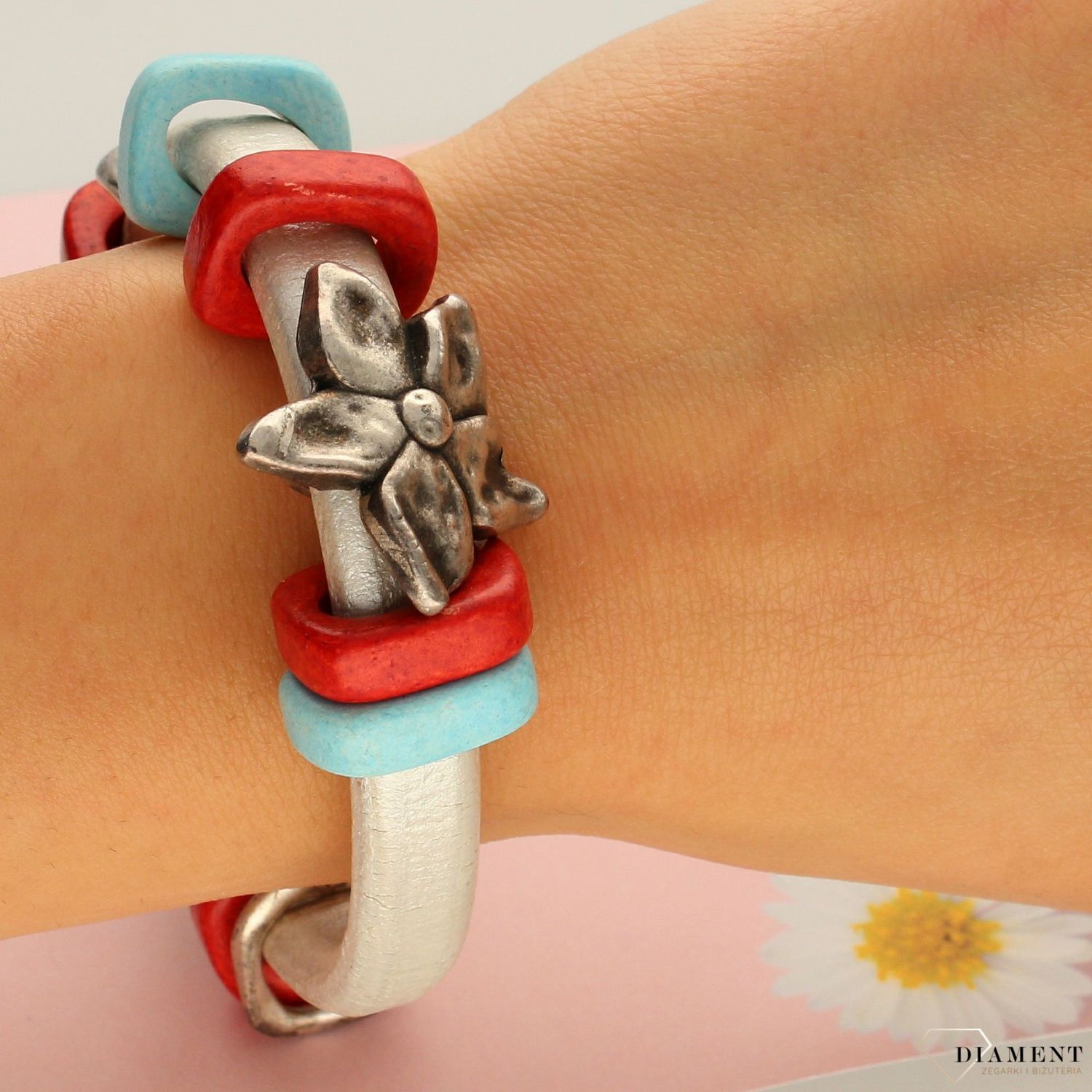 Bransoletka damska biała z ozdobnym kwiatkiem DIA-BRA-0168-MET (1).jpg