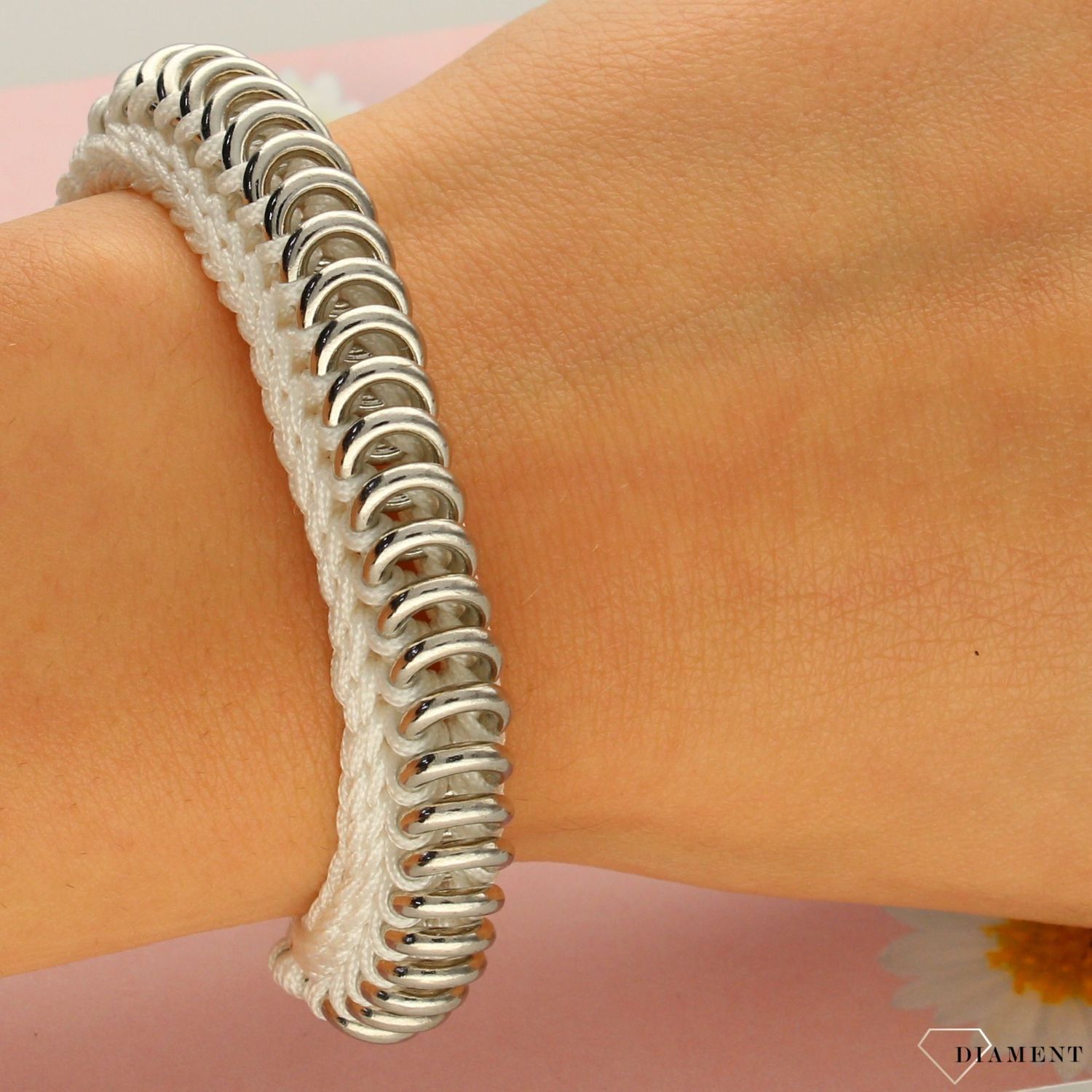 Bransoletka damska z białego sznureczka.jpg