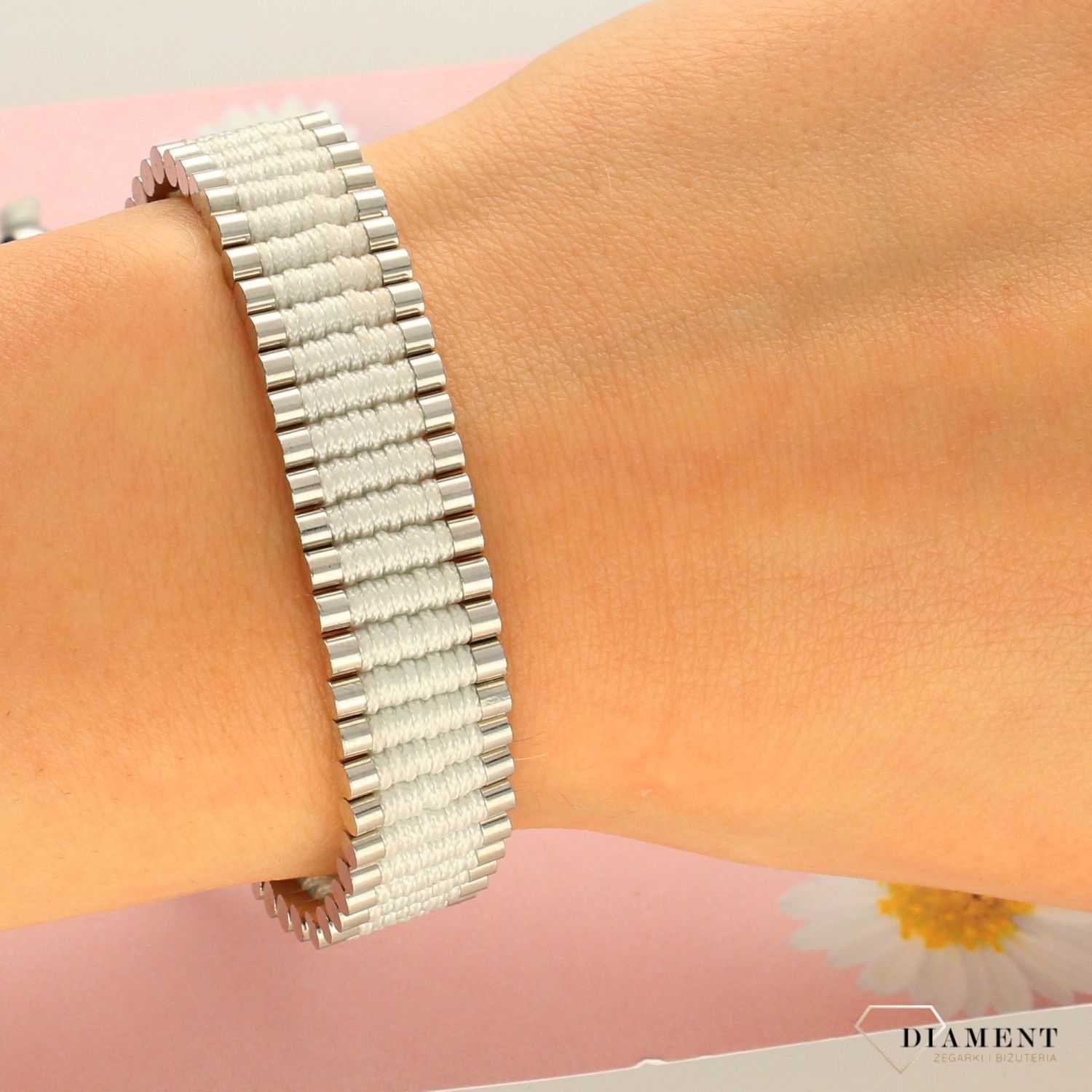 Bransoletka na sznureczku w kolorze jasnego błękitu DIA-BRA-0213-INNE (1).jpg