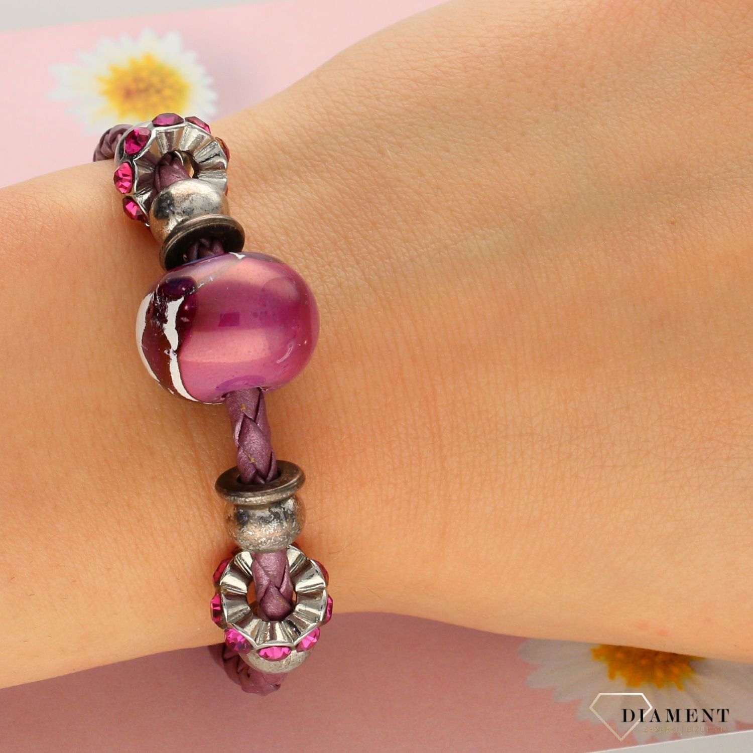 Bransoletka damska różowa plecionka z okrągłymi zawieszkami DIA-BRA-0217-INNE (1).jpg