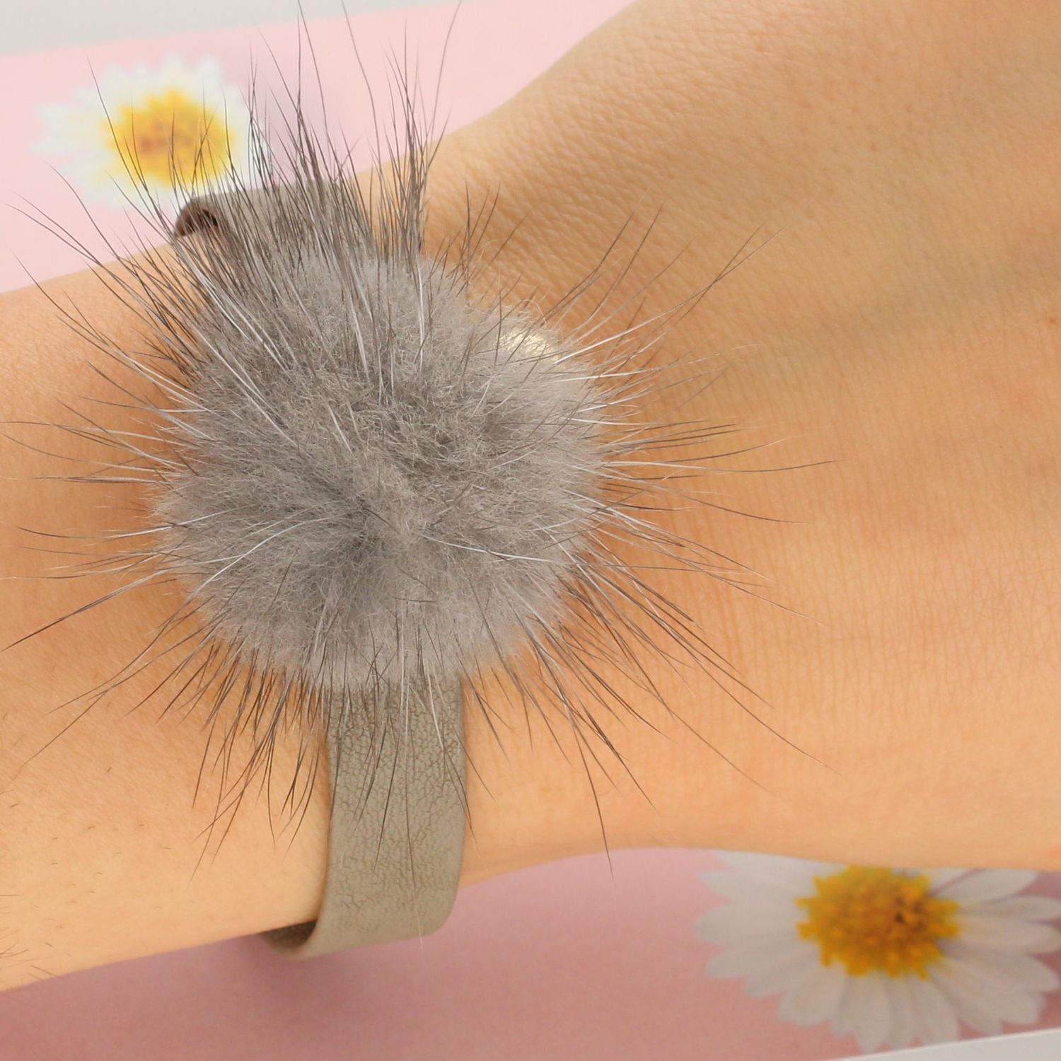 Bransoletka skórzana z szarym pomponikiem ' futerko z kuleczką ' (1).jpg