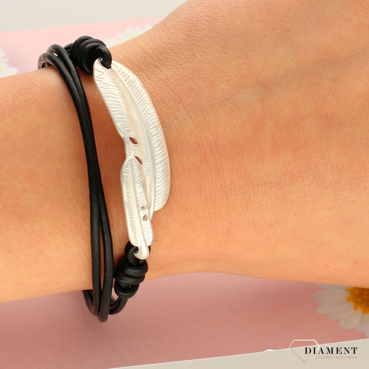 Bransoletka damska czarna z motywem pióra DIA-BRA-0254-MET (1).jpg