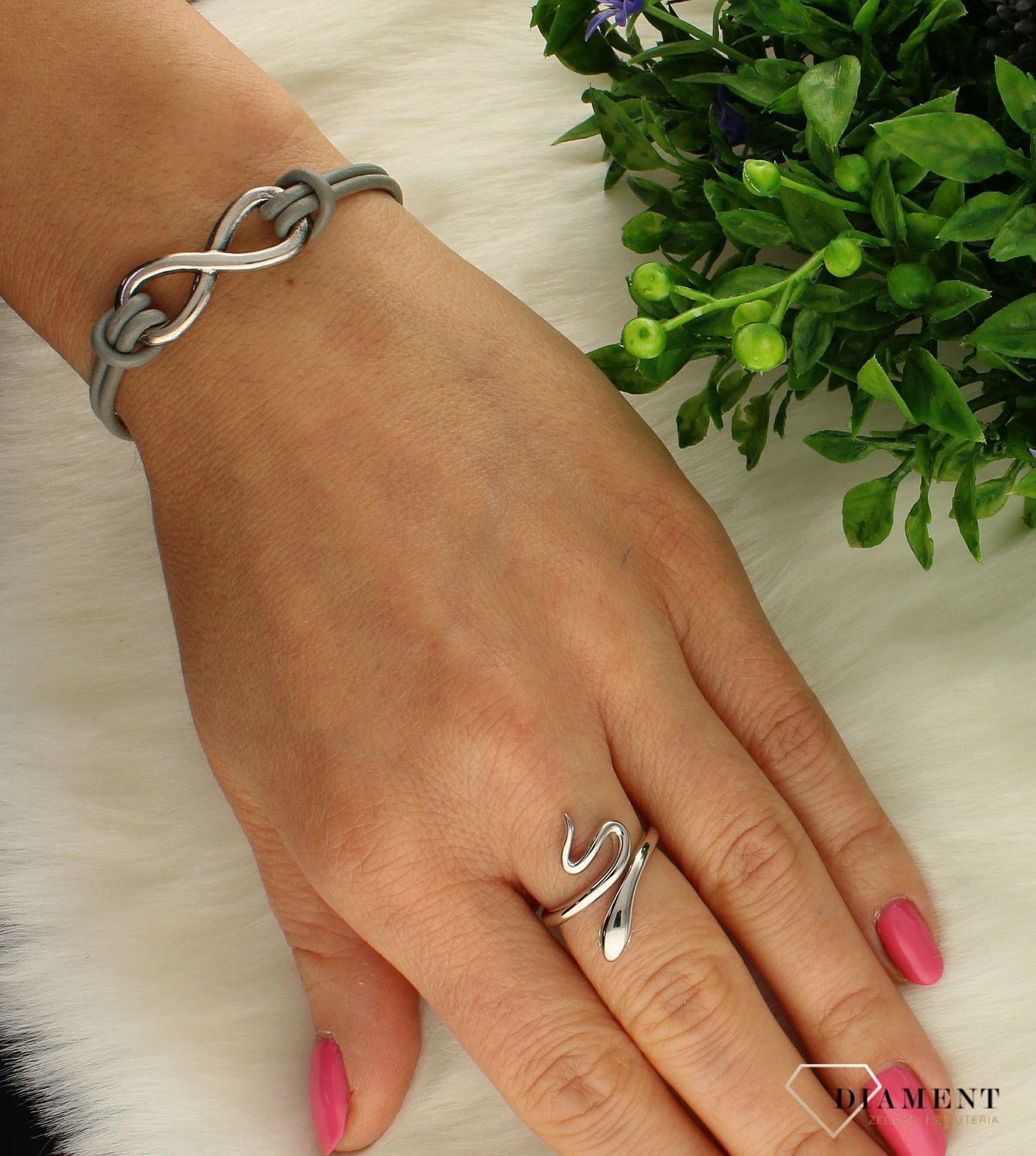 Bransoletka damska szary rzemyk srebrny znak nieskończoności DIA-BRA-0255-MET. Nowoczesna bransoletka damska wykonana z rzemyka w modnym szarym kolorze, zdobiona znakiem nieskończoności w kolorze srebra, stanowi doskonały  (2).jpg