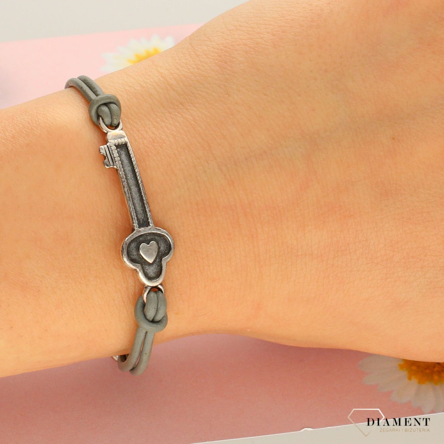 Bransoletka w kolorze szarym z motywem klucza DIA-BRA-0257-MET (1).jpg