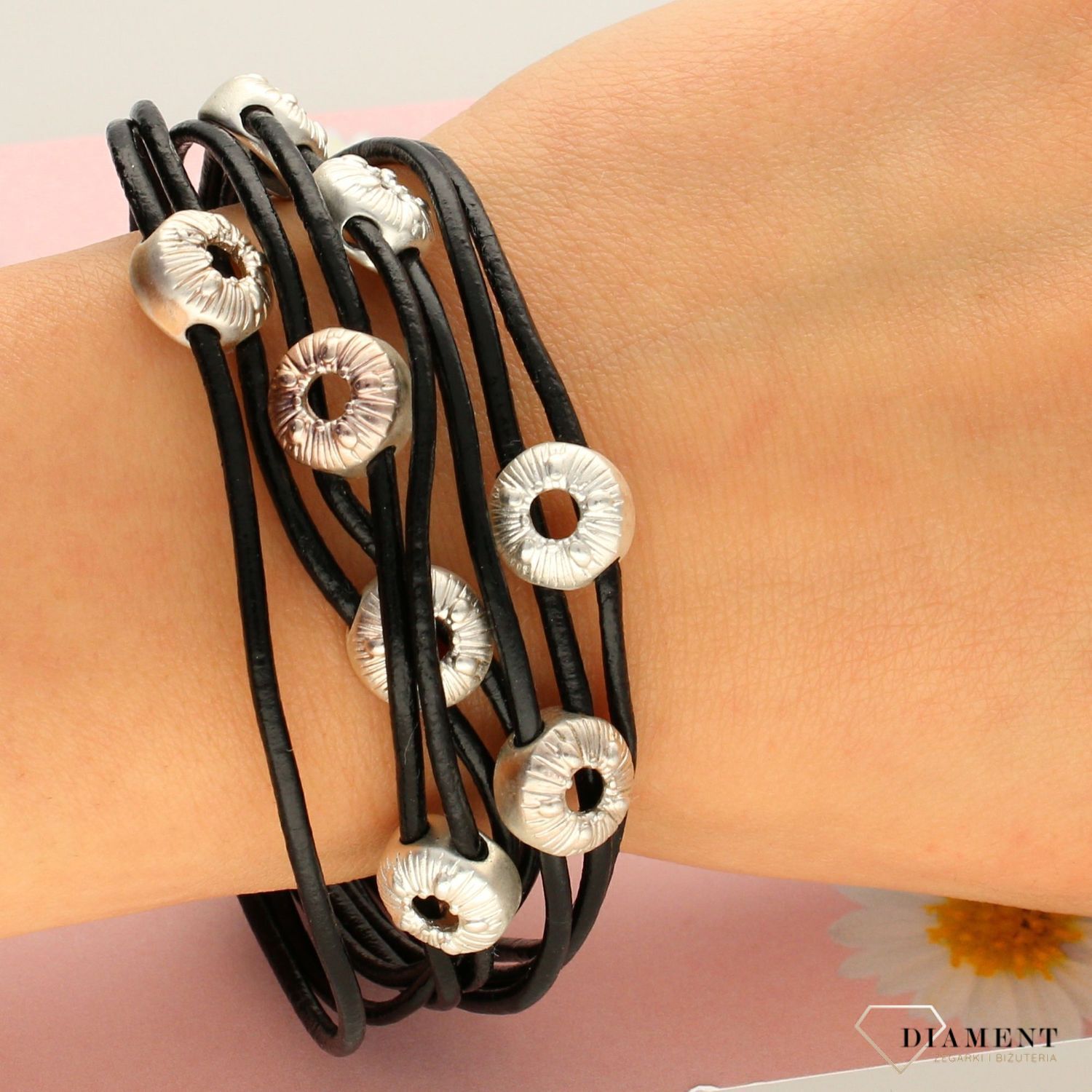 Bransoletka damska czarna delikatne paski z ozdobnymi elementami (1).jpg