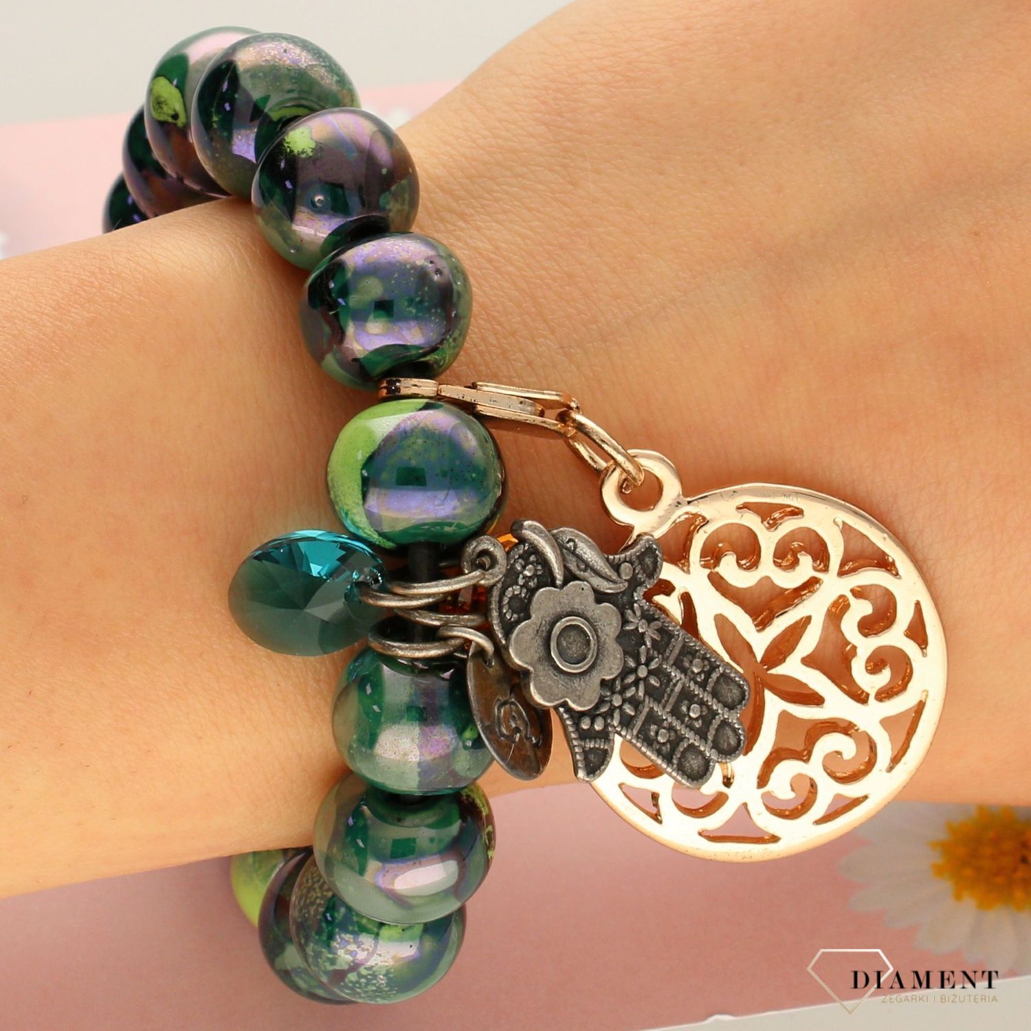 Bransoletka z zielonymi koralikami ażurowe koło i ręka Fatimy DIA-BRA-0260-INNE. Bransoletka na rzemieniu, wykonana z koralików w eleganckim kolorze zieleni (1).jpg