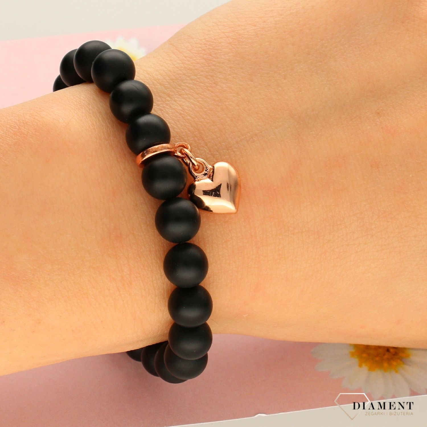 Bransoletka z czarnych koralików z wiszącym serduszkiem DIA-BRA-0261-INNE (1).jpg