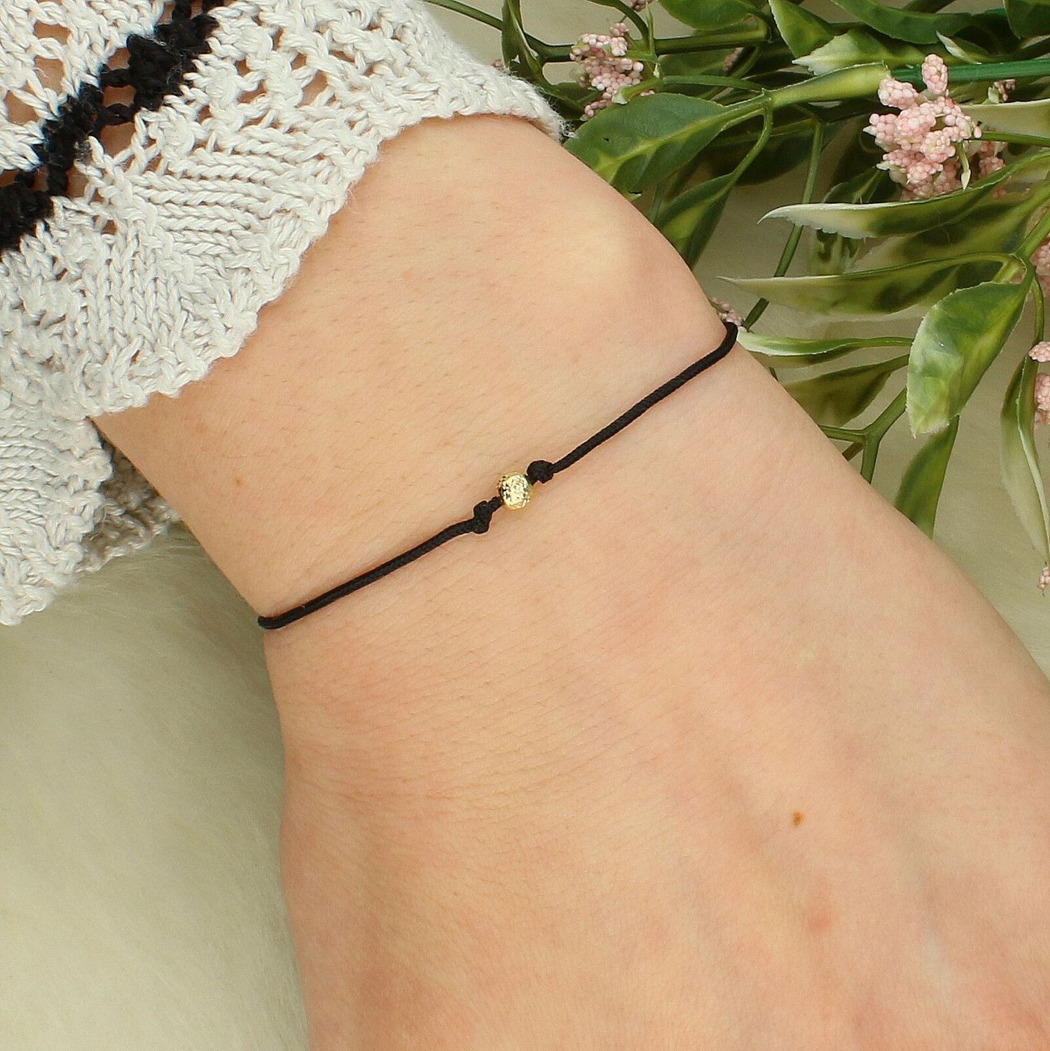 Bransoletka szczęścia złota 585 na czarnym sznurku z kuleczką – regulowana bransoletka damska.jpg