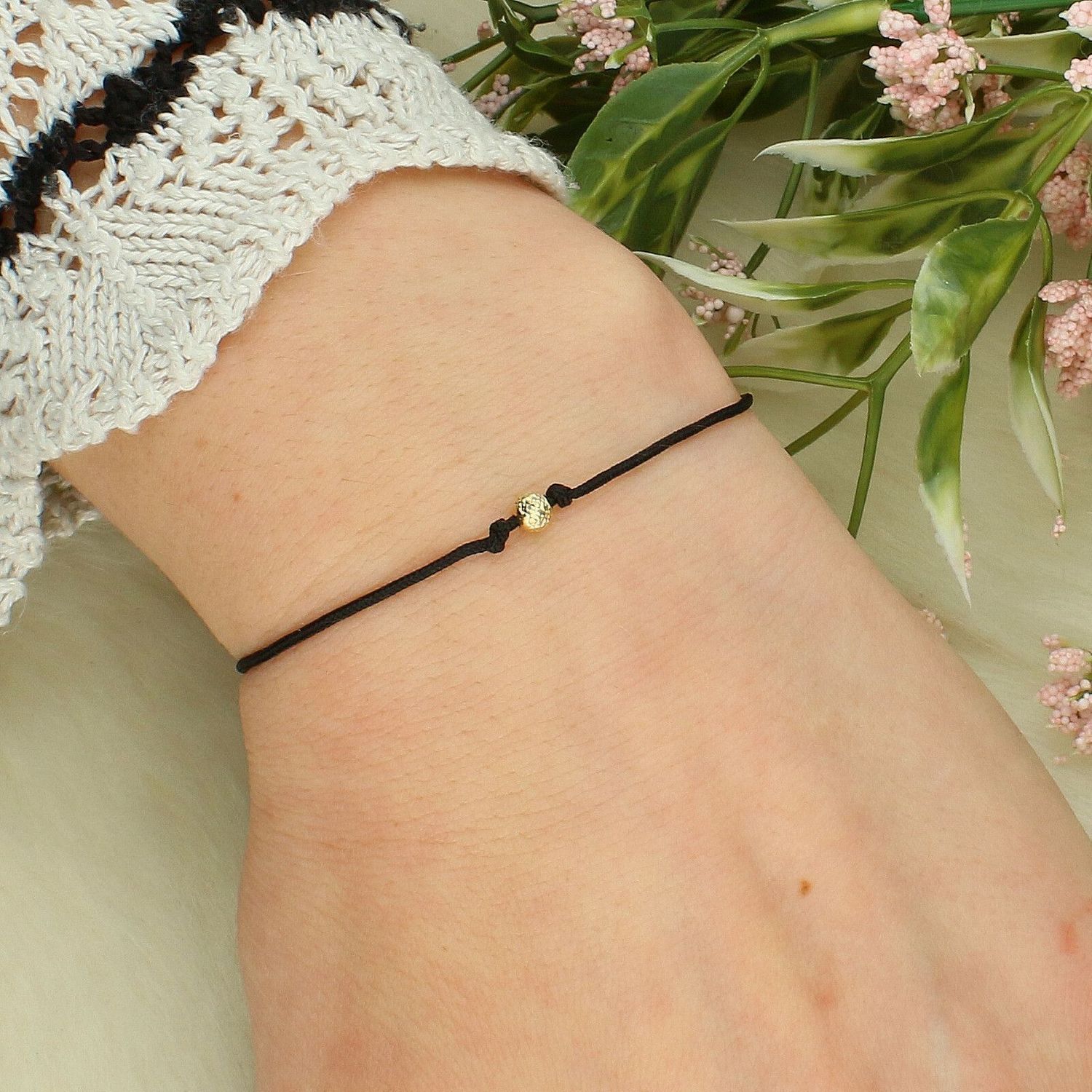 Bransoletka szczęścia złota 585 na czarnym sznurku z kuleczką – regulowana bransoletka damska.jpg