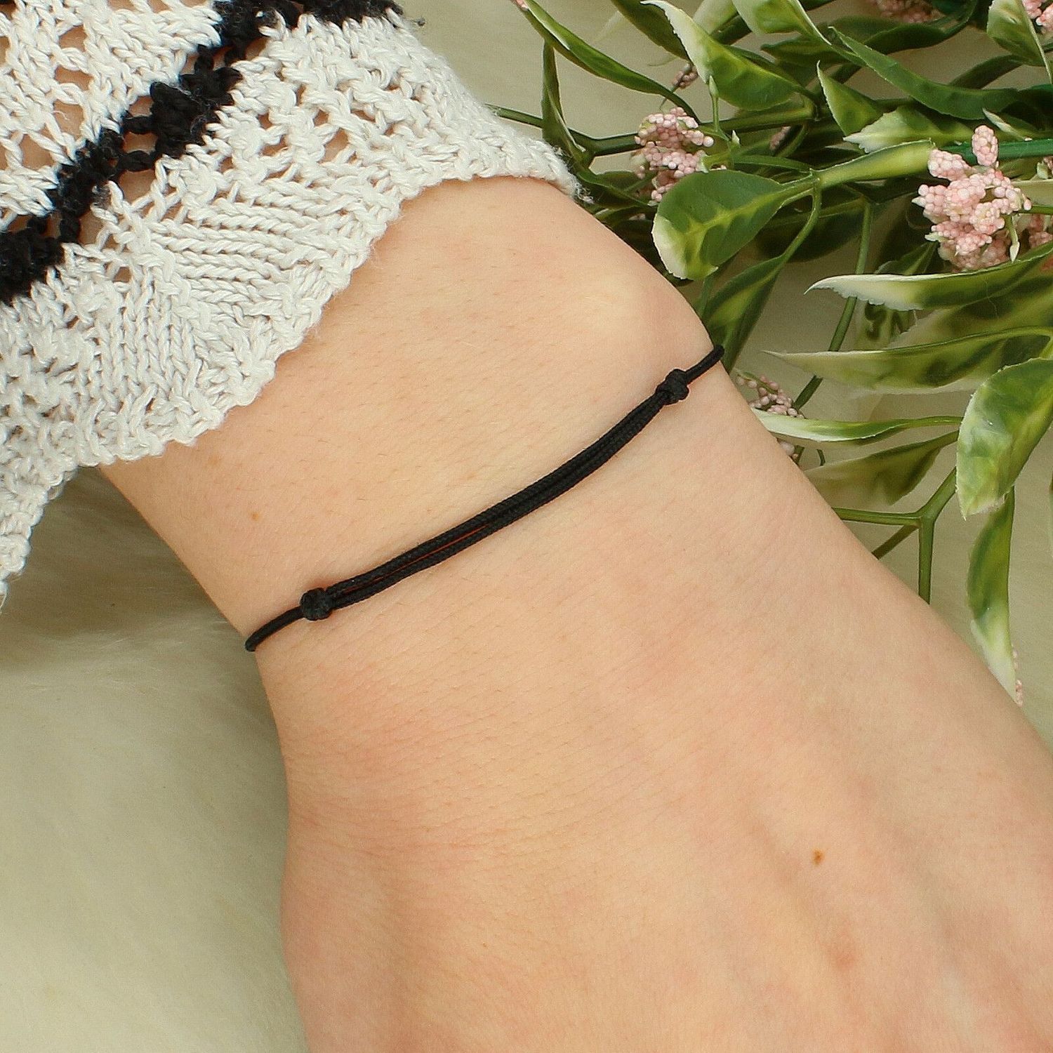 Bransoletka szczęścia złota 585 na czarnym sznurku z kuleczką – regulowana bransoletka damska.jpg