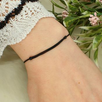 Bransoletka szczęścia złota 585 na czarnym sznurku z kuleczką – regulowana bransoletka damska tył.jpg