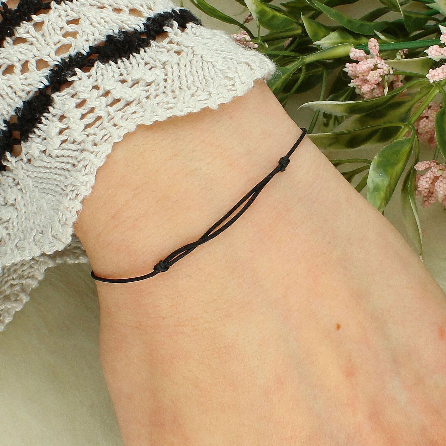 Bransoletka szczęścia złota 585 na sznurku – mini kuleczka, regulowana damska.jpg