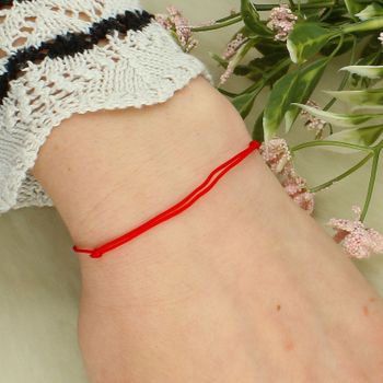 Bransoletka szczęścia złota 585 na czerwonym sznurku – mini kuleczka, regulowana tył.jpg