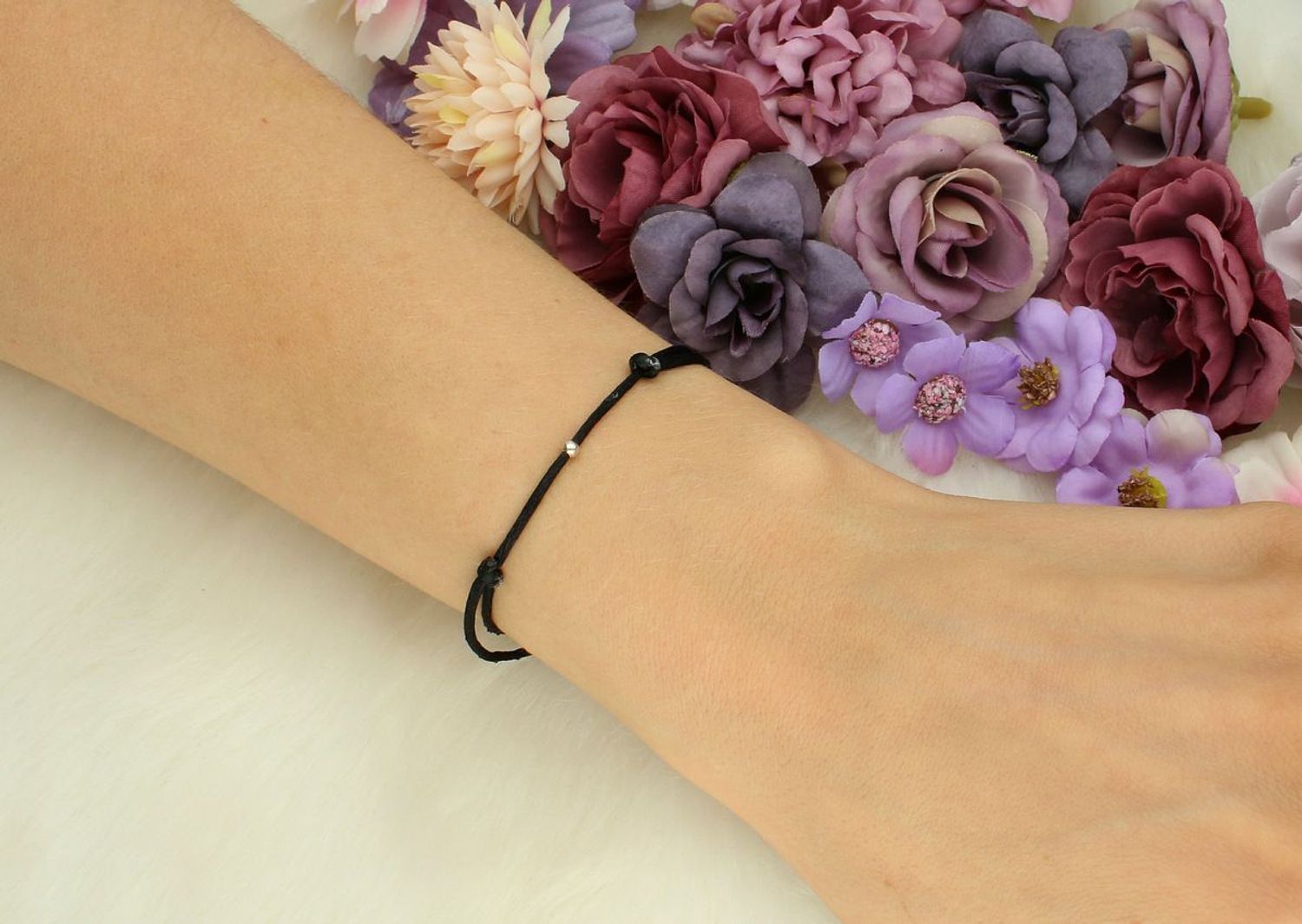 Bransoletka na czarnym sznureczku z malutką srebrną kuleczką 2 mm. Regulowana długość dzięki ściąganemu zapięciu. Model DIA-BRA-0282C-925 – subtelna i stylowa.1.jpg