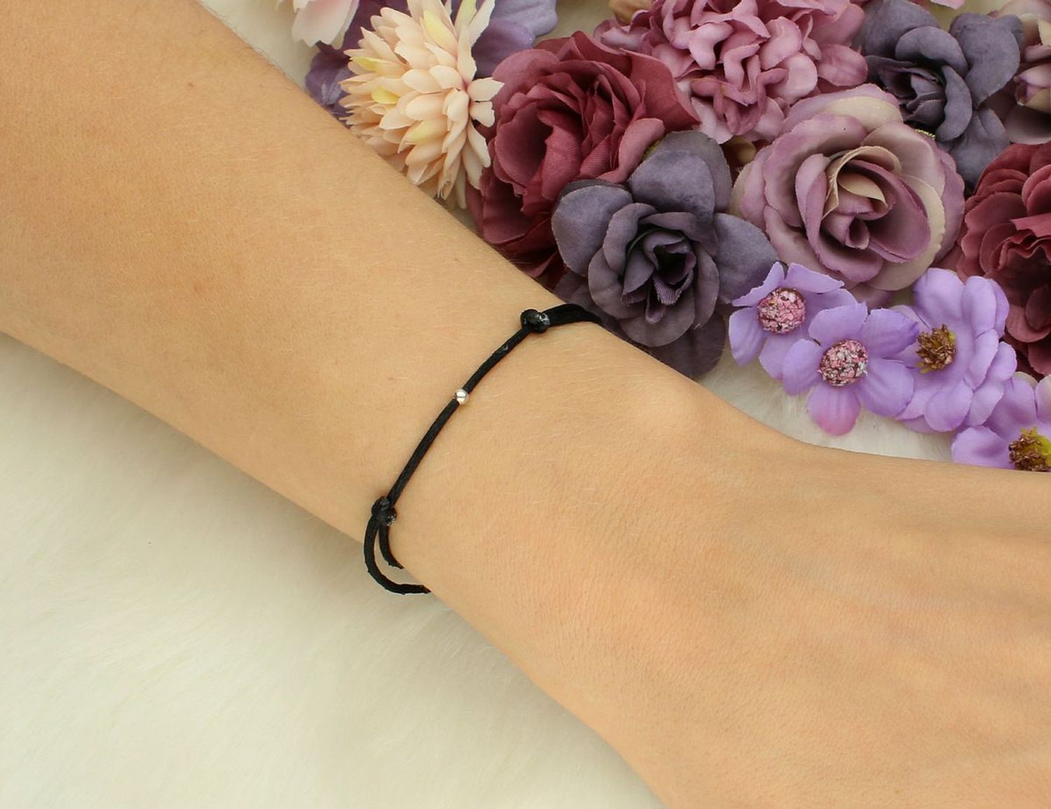 Bransoletka na czarnym sznureczku z malutką srebrną kuleczką 2 mm. Regulowana długość dzięki ściąganemu zapięciu. Model DIA-BRA-0282C-925 – subtelna i stylowa.1.jpg