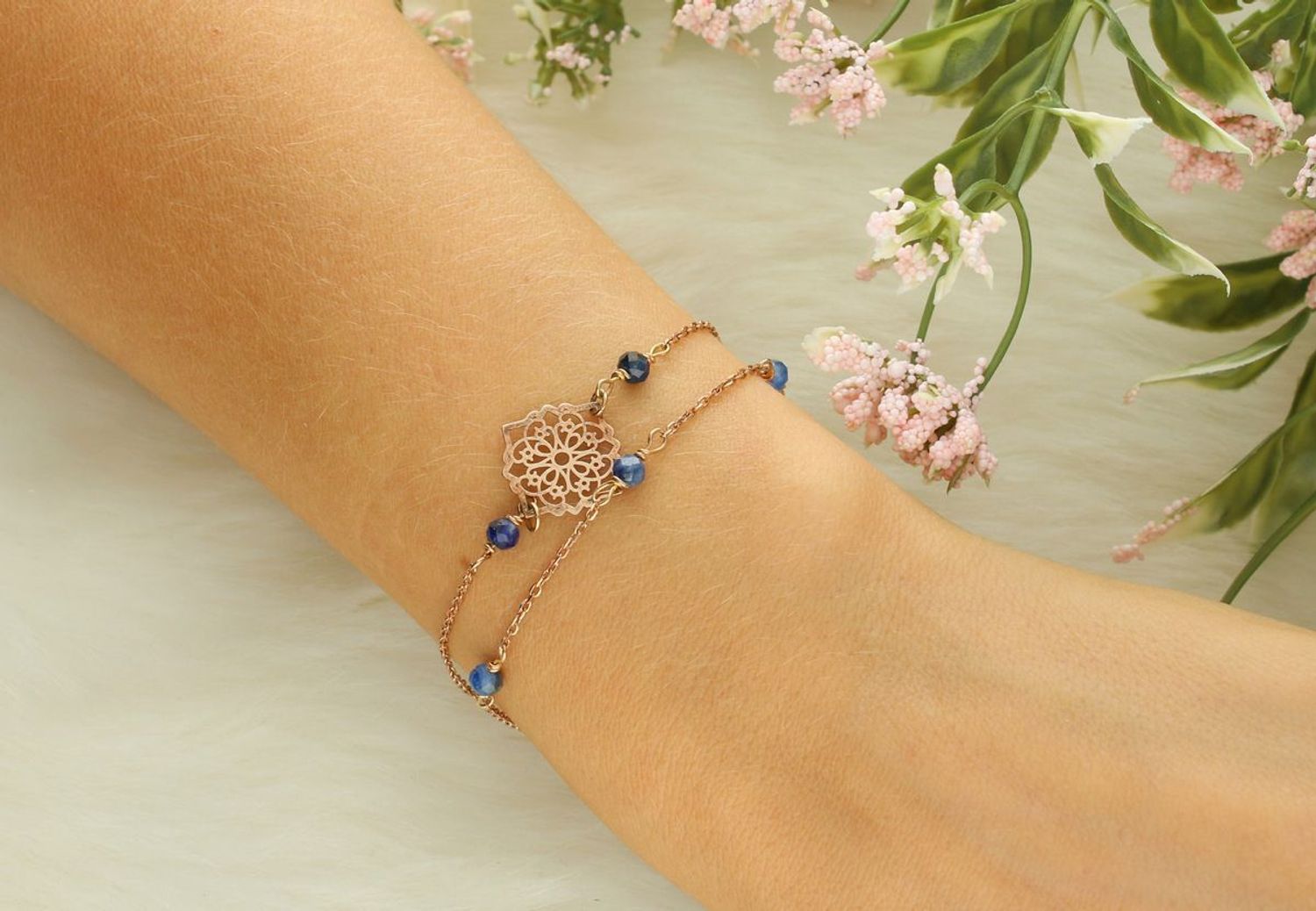 Bransoletka damska DIA-BRA-0334-925 z podwójnym łańcuszkiem, wykonana ze srebra 925, pozłacana różowym złotem, ozdobiona ażurową zawieszką i granatowymi kamieniami kyanitu.1.jpg
