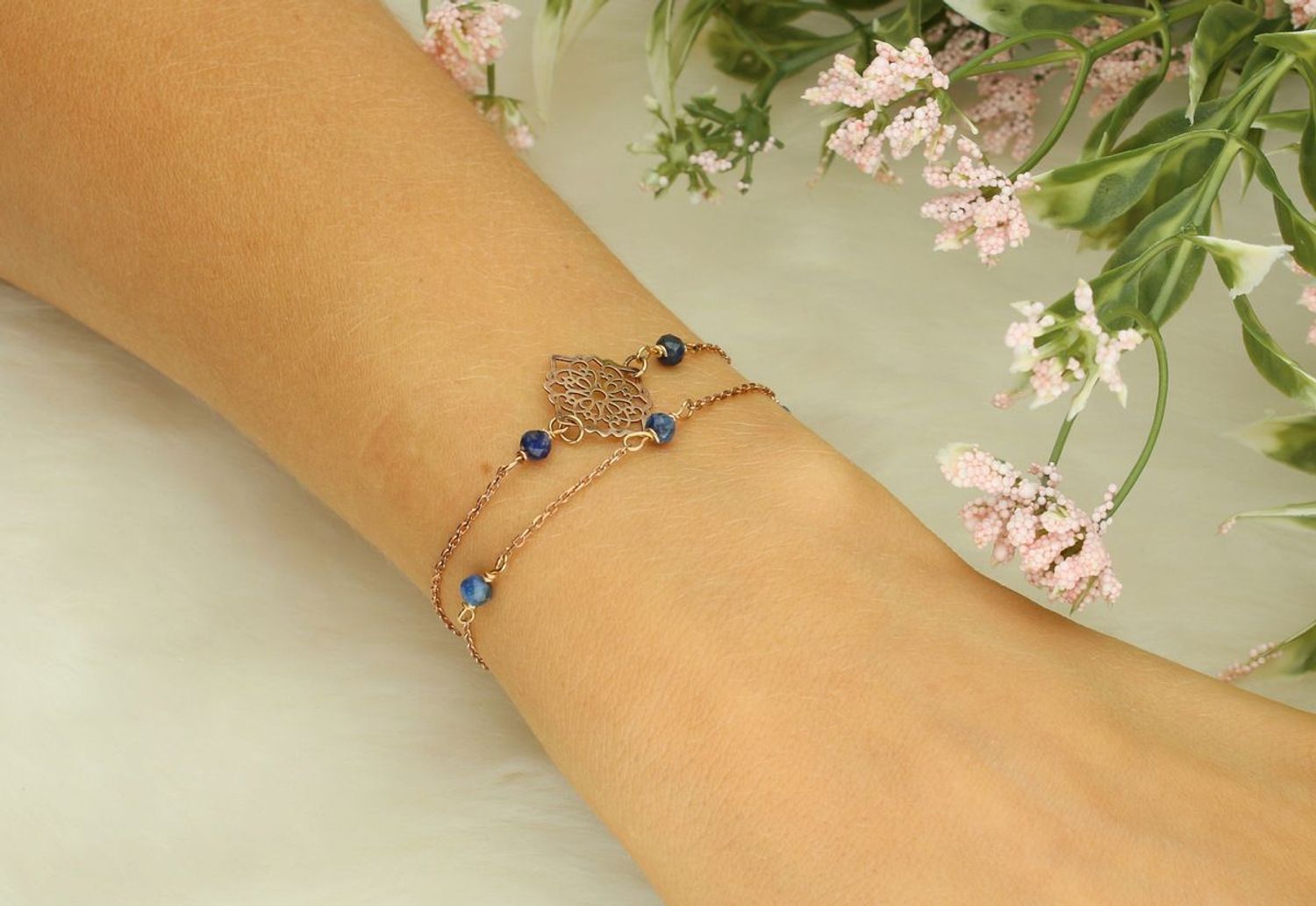 Bransoletka damska DIA-BRA-0334-925 z podwójnym łańcuszkiem, wykonana ze srebra 925, pozłacana różowym złotem, ozdobiona ażurową zawieszką i granatowymi kamieniami kyanitu.1.jpg