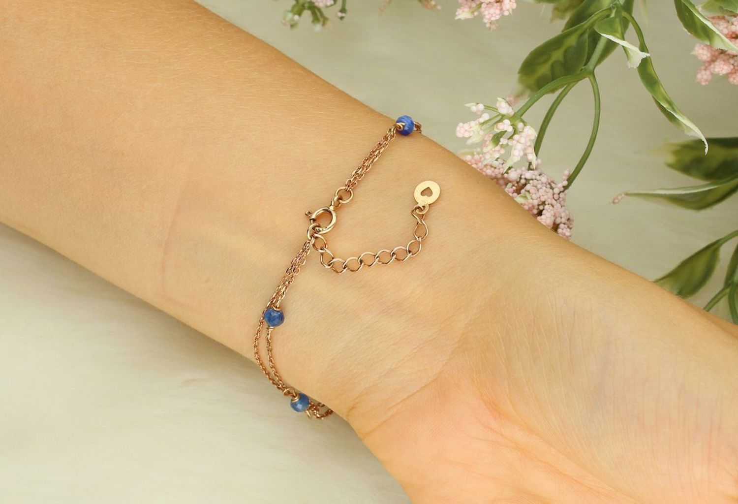 Bransoletka damska DIA-BRA-0334-925 z podwójnym łańcuszkiem, wykonana ze srebra 925, pozłacana różowym złotem, ozdobiona ażurową zawieszką i granatowymi kamieniami kyanitu.1.jpg