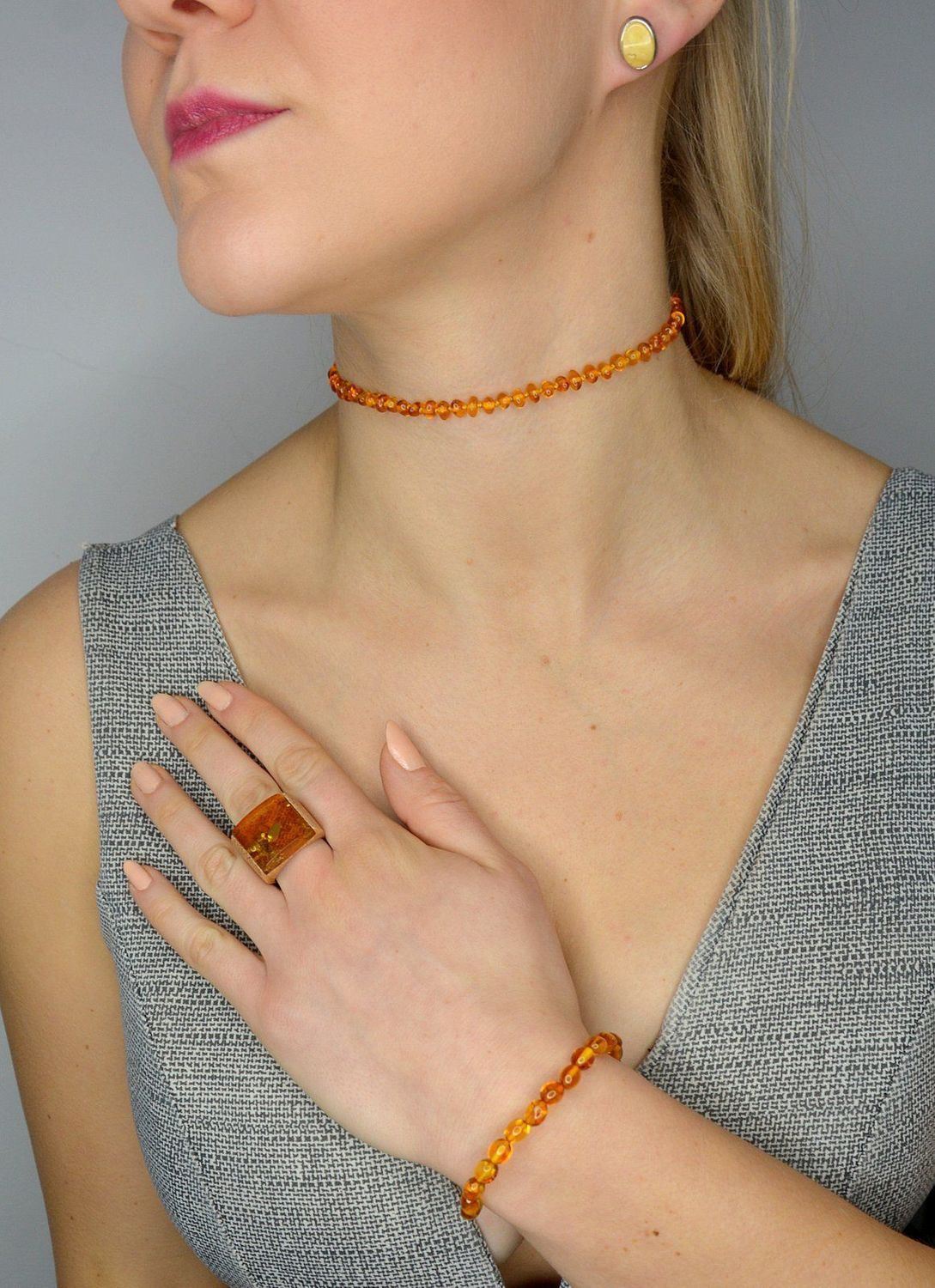 Bransoletka na gumce z bursztynu bałtyckiego  DIA-BRA-0583-INNE.jpg