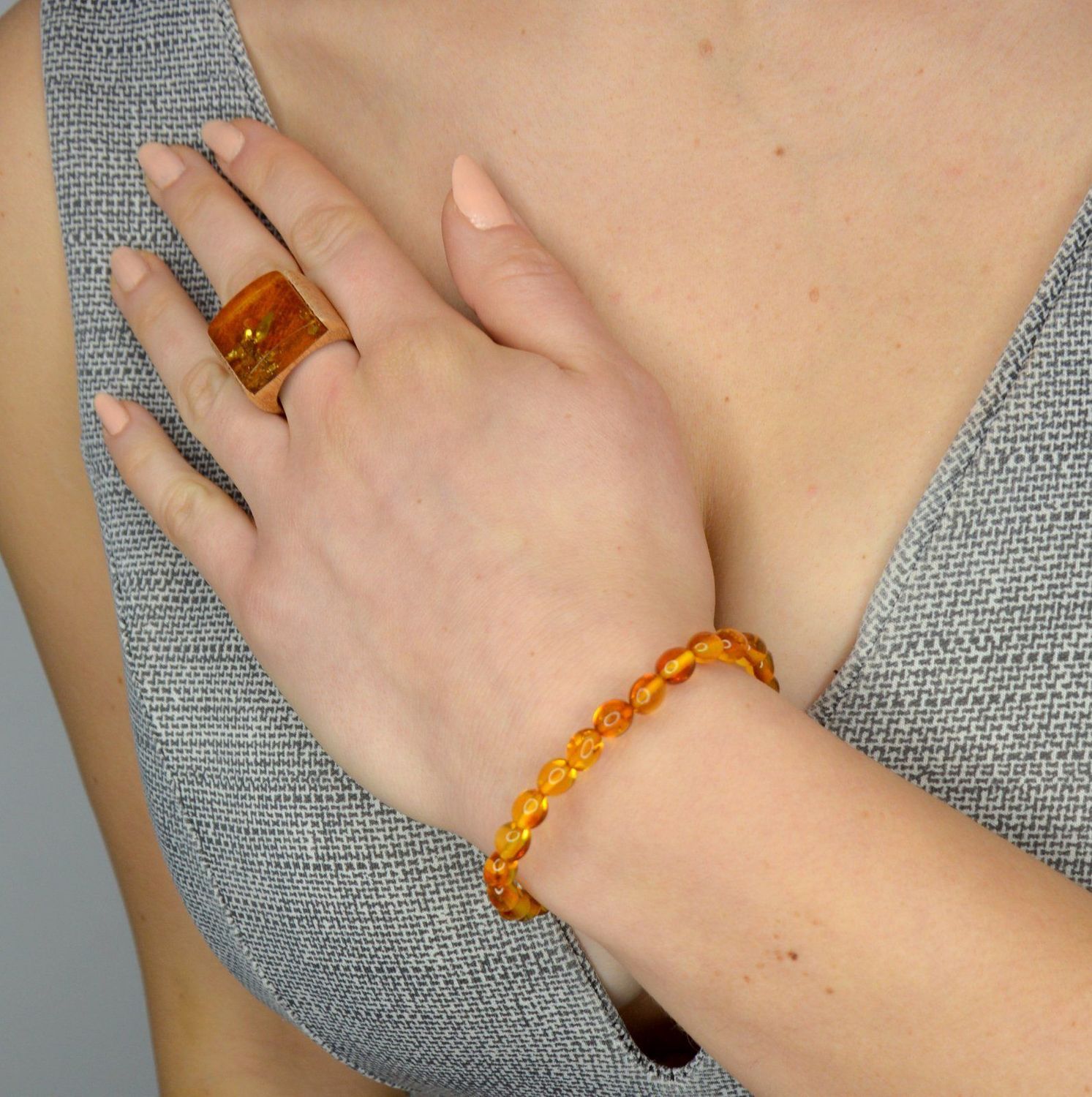 Bransoletka na gumce z bursztynu bałtyckiego  DIA-BRA-0583-INNE.jpg