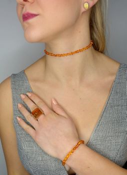 Bransoletka na gumce z bursztynu bałtyckiego  DIA-BRA-0583-INNE  to propozycja od sklepu jubilerskiego Diament. Biżuteria dla osoby, która lubi okazałość i elegancje w swoich stylizacjach (3).JPG