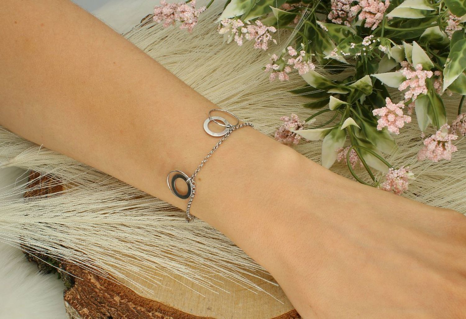 Bransoletka srebrna próby 925 DIA-BRA-0697-925 z czterema okrągłymi elementami 1,4 cm. Długość 16+3 cm, zapięcie na karabińczyk, waga 2,80 g. Lekka i stylowa biżuteria dla kobiet.1.jpg