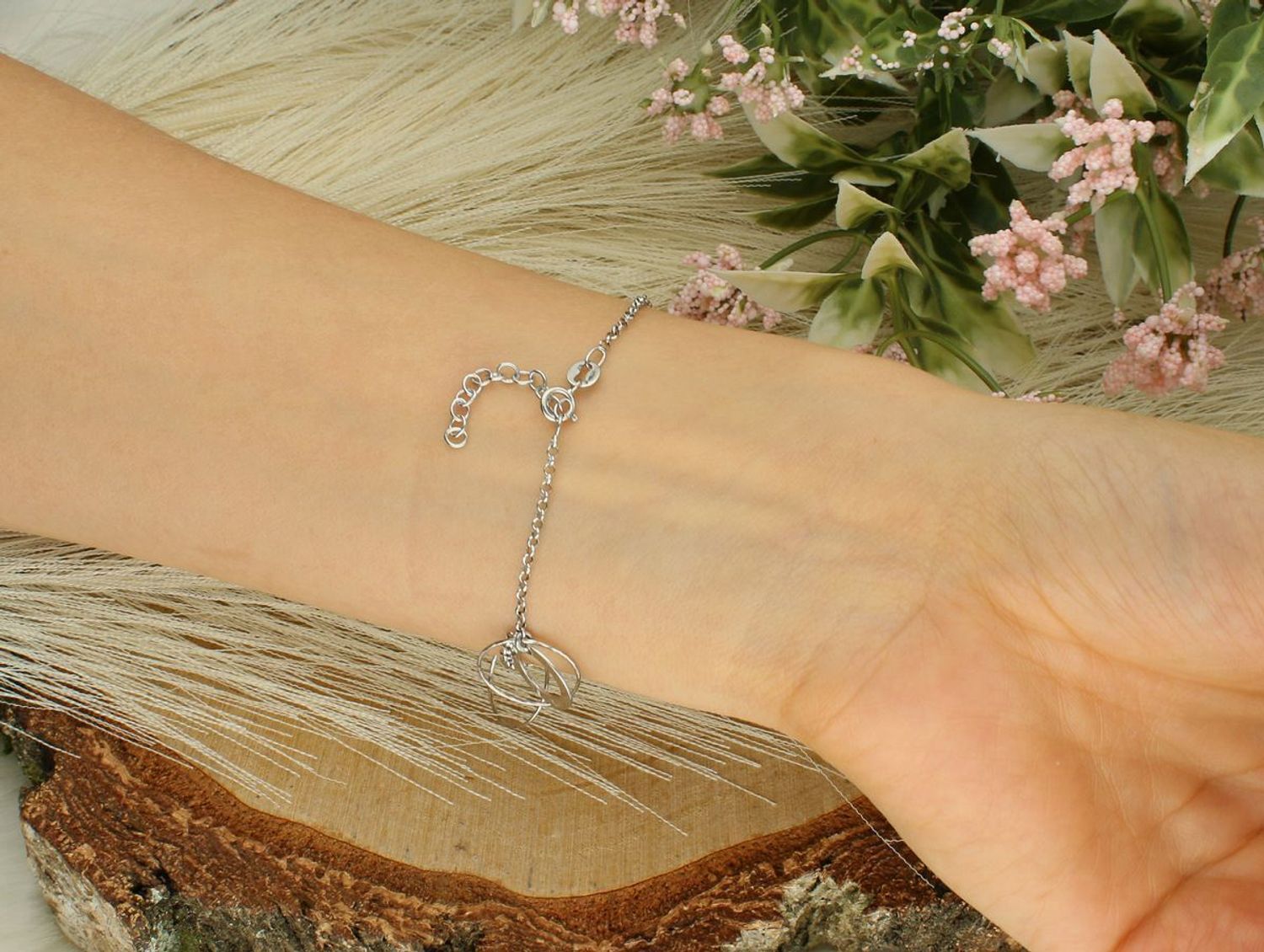 Bransoletka srebrna próby 925 DIA-BRA-0697-925 z czterema okrągłymi elementami 1,4 cm. Długość 16+3 cm, zapięcie na karabińczyk, waga 2,80 g. Lekka i stylowa biżuteria dla kobiet.1.jpg