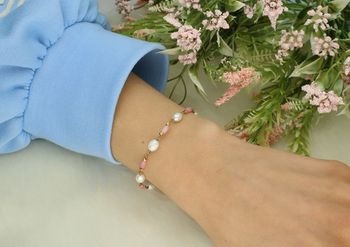 Srebrna bransoletka na kostkę 925 z różowymi koralikami i perłami DIA-BRA-10153-925. Srebrna bransoletka damska. Bransoletka srebrna z perłami. Bransoletka srebrna idealna na lato. 2.jpg