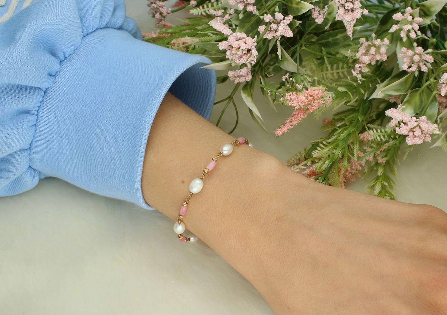 Srebrna bransoletka na kostkę 925 z różowymi koralikami i perłami DIA-BRA-10153-925. Srebrna bransoletka na kostkę. Bransoletka na nogę z perłą i koralikami. Bransoletka idealna na prezent. Bransoletka na kostkę na lato..jpg