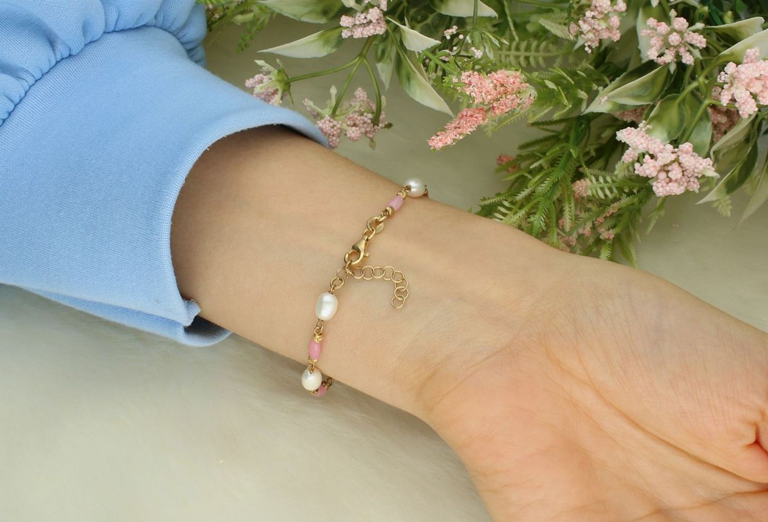 Srebrna bransoletka na kostkę 925 z różowymi koralikami i perłami DIA-BRA-10153-925. Srebrna bransoletka na kostkę. Bransoletka na nogę z perłą i koralikami. Bransoletka idealna na prezent. Bransoletka na kostkę na lato..jpg