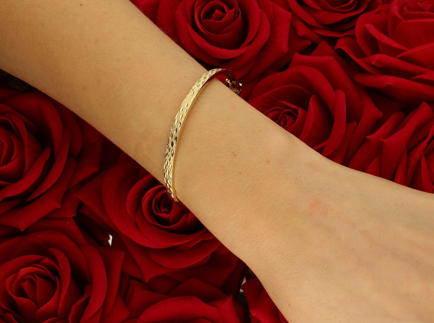 Bransoletka złota sztywna grawerowana pr 585, DIA-BRA-10443-585.  Złota bransoletka wykonana z 14 karatowego żółtego złota. Bransoletka to idealny pomysł na prezent. Złota bransoletka sztywna wykończona grawerem1.jpg